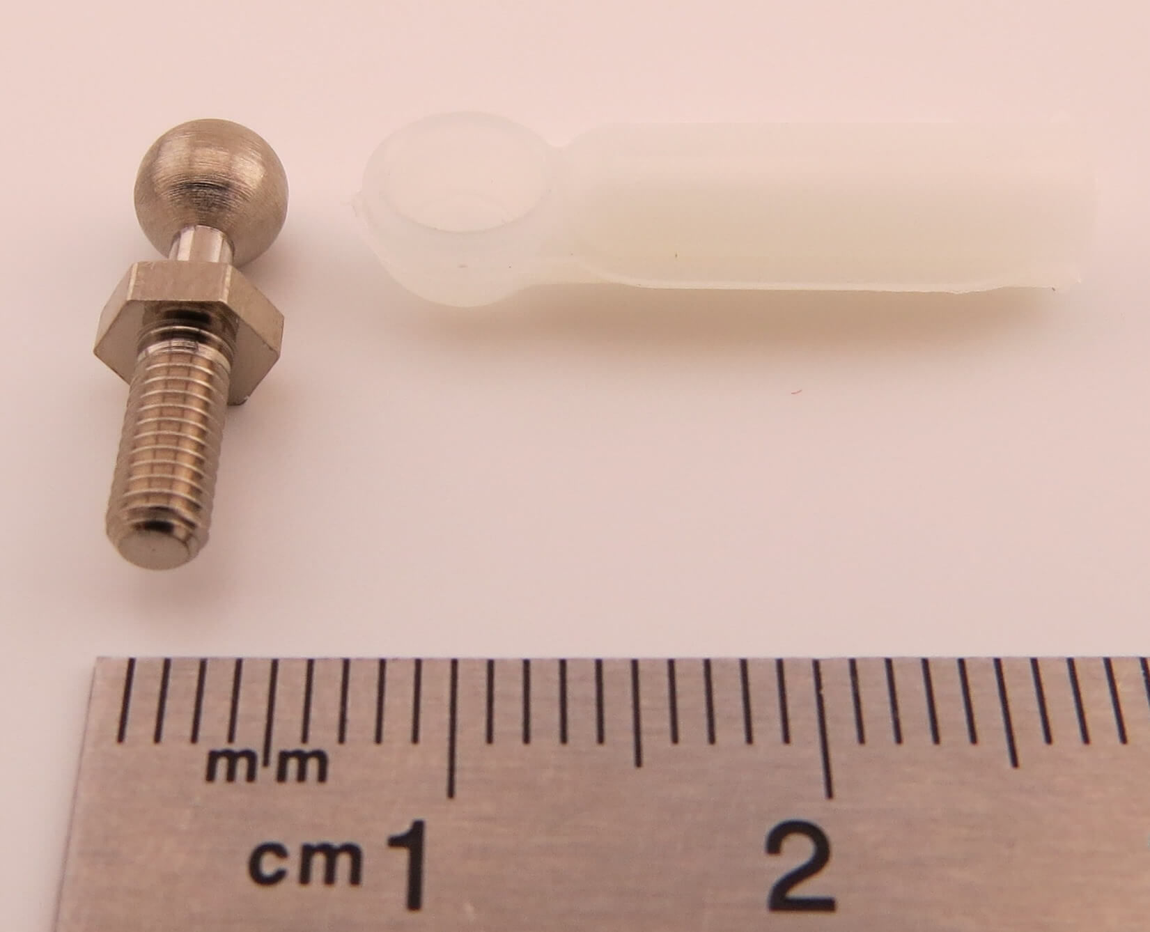 Kunststoff-Kugelkopf M3 Stehbolzen mit Sechskant M2 8,5/15,5