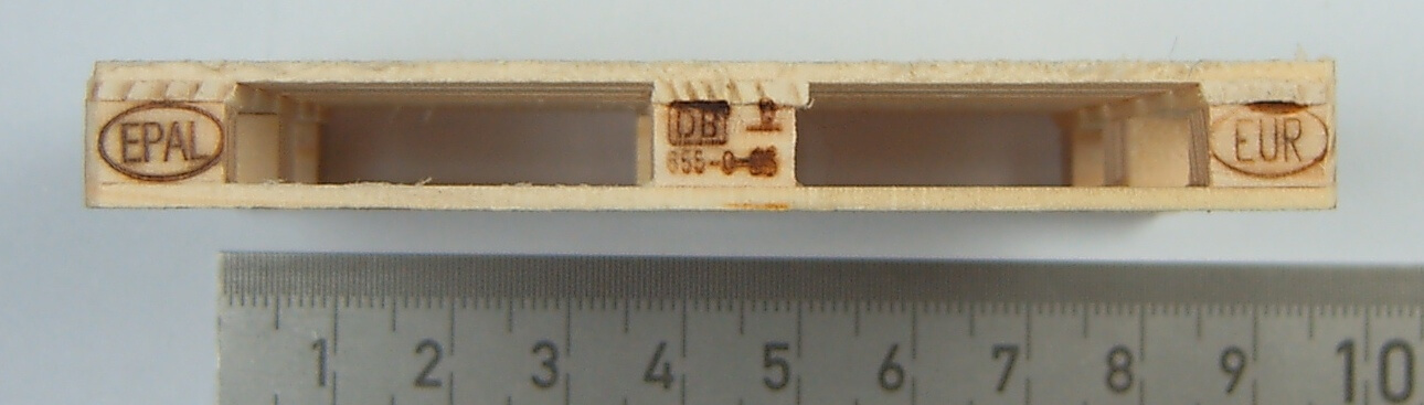 1 gealterte EPAL-Europalette im Maßstab  1:14,5. Passend
