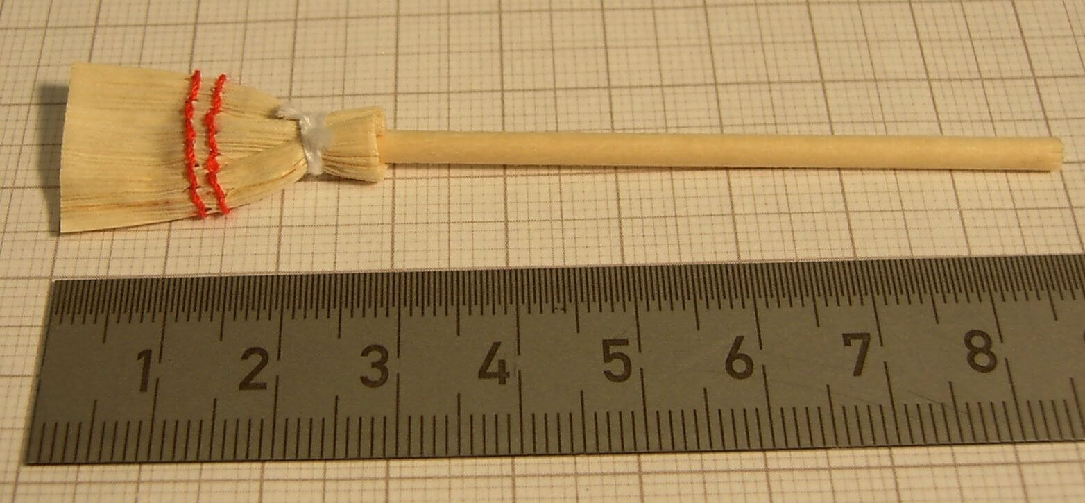 1 Strohbesen 9,0cm, flach, schmal, mit roter oder grüner