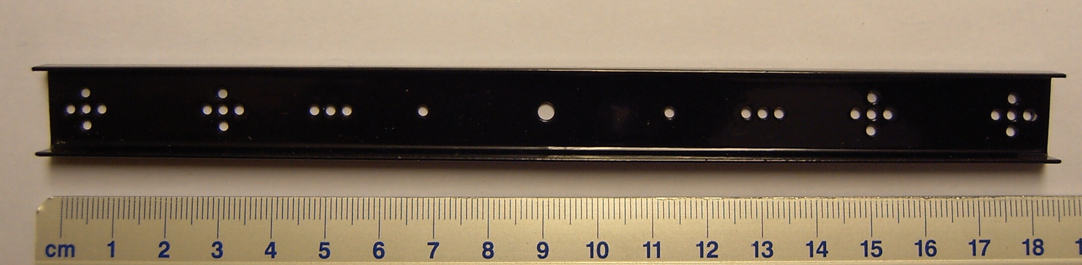 Stoßstange 185mm für 3-Kammer-Rückleuch- ten. TAM-Größe