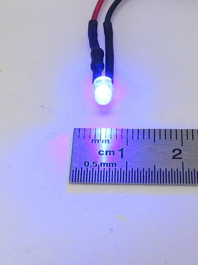 LED blau 3mm, klares Gehäuse, mit ca. 20-25cm Litzen, mit   