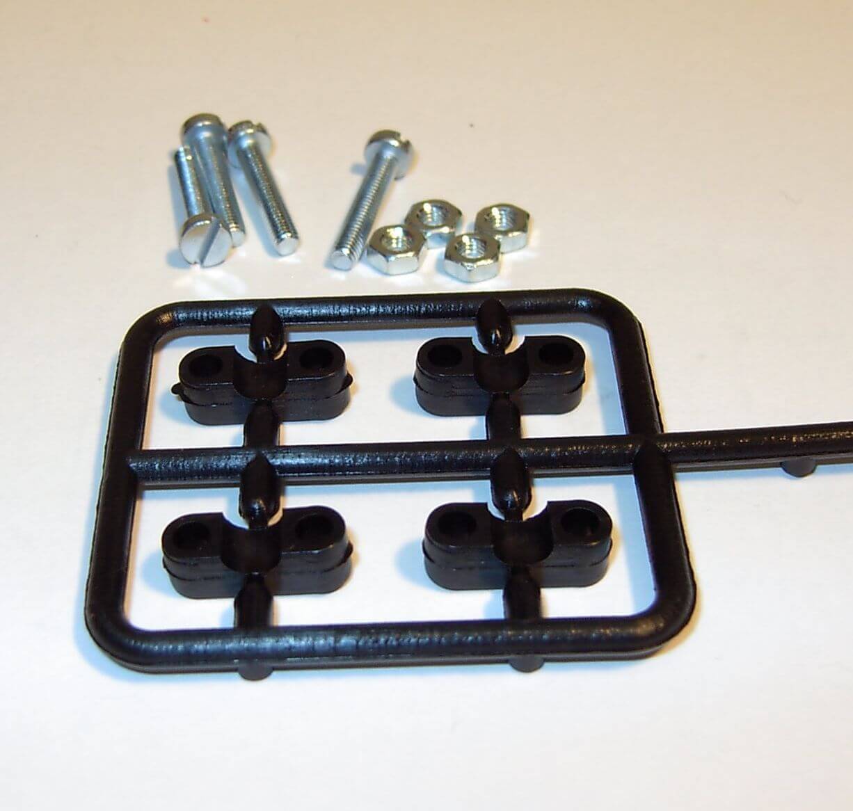 1 Satz Blattfedernaufnahme 5mm, schwarz, Kunststoff,        