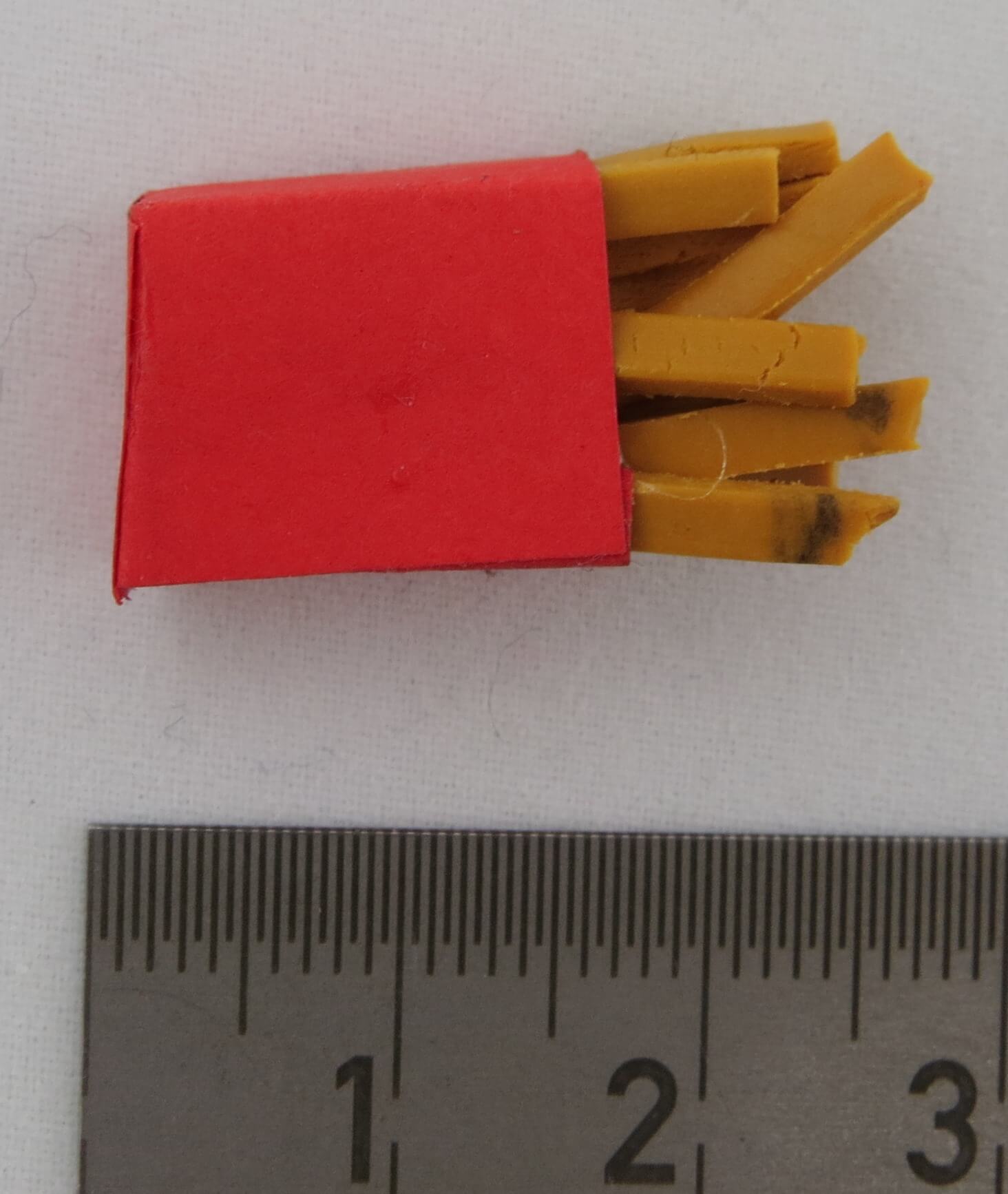 1 Tüte Pommes Frites. Ca. 13x22mm. -Nicht zum Verzehr geeign