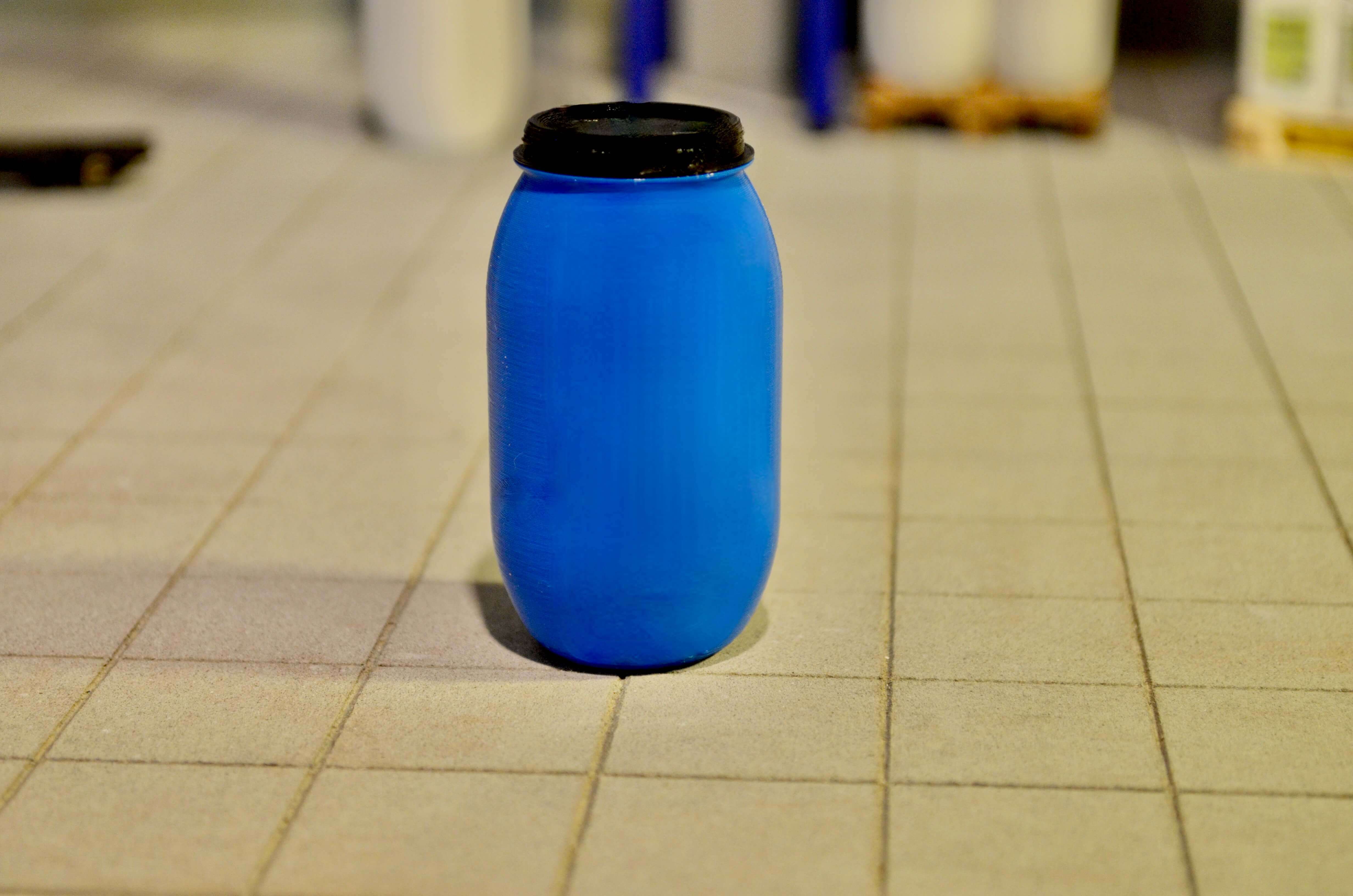 Weithalsfass blau mit schwarzem Deckel