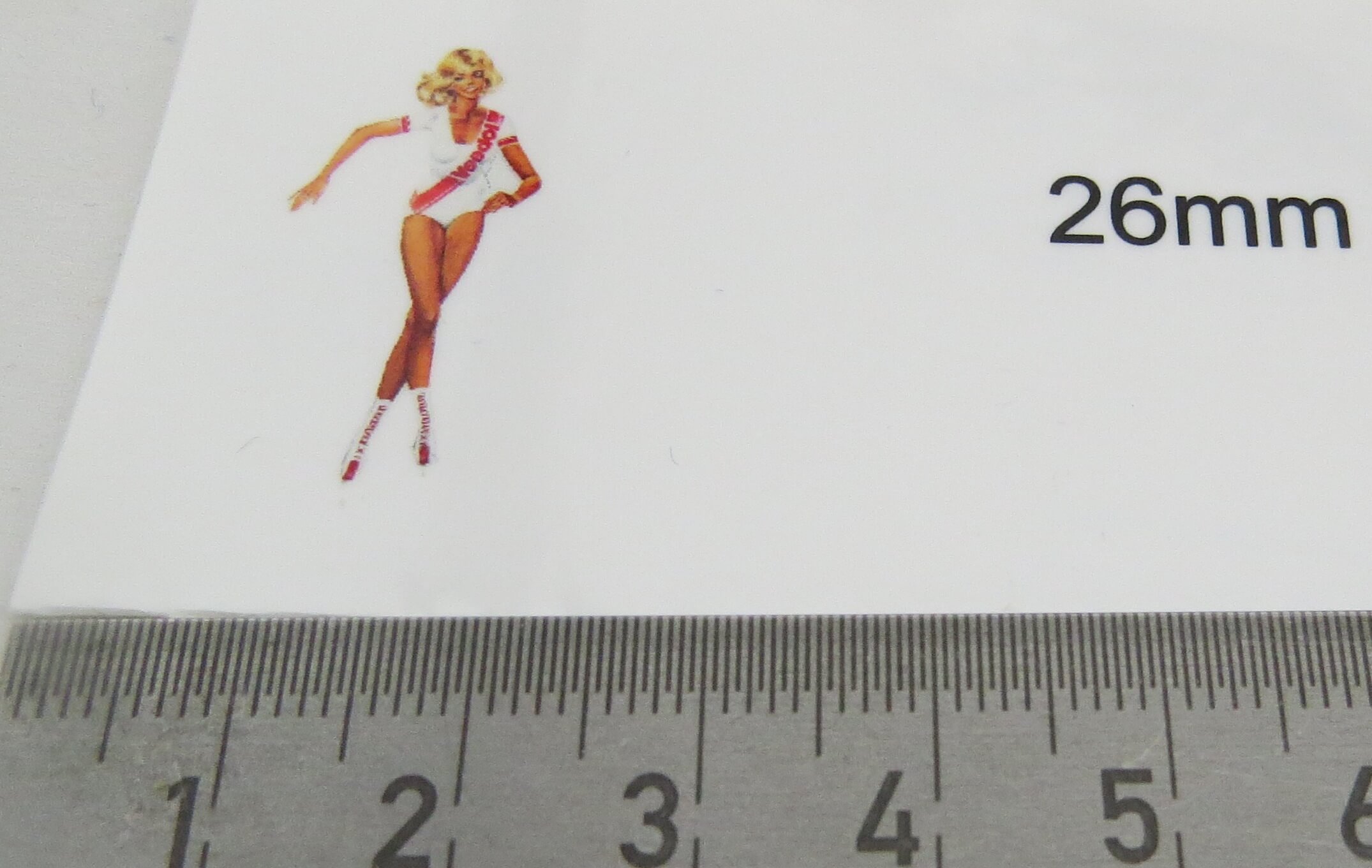 Veedol-Mädchen auf weißer selbstklebender Folie. 26mm V3