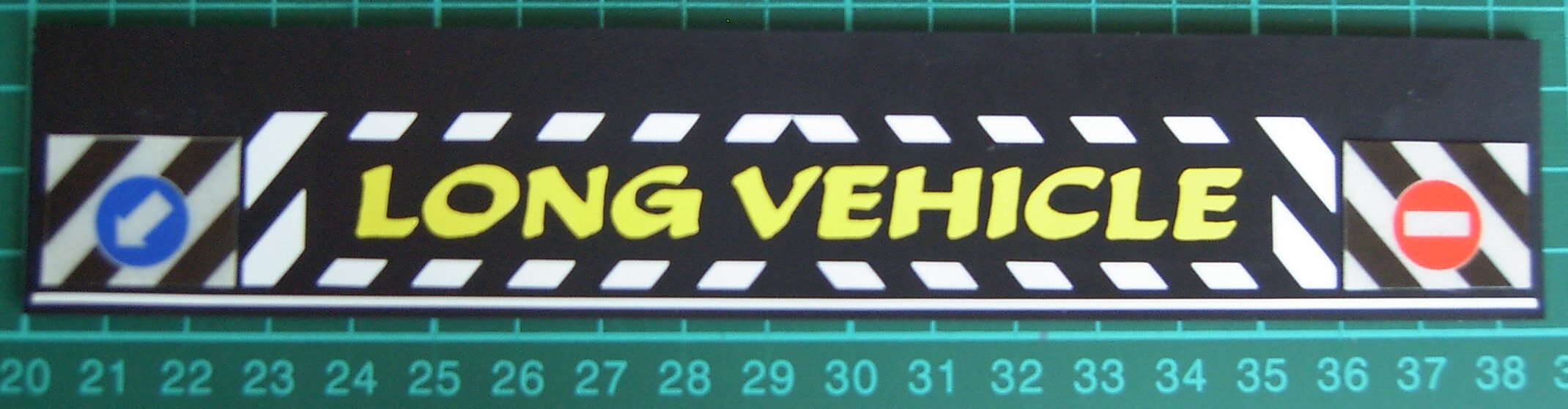 1 Schmutzfänger Nr.5 ca. 185x35x1mm mit  geplottetem Dekor  