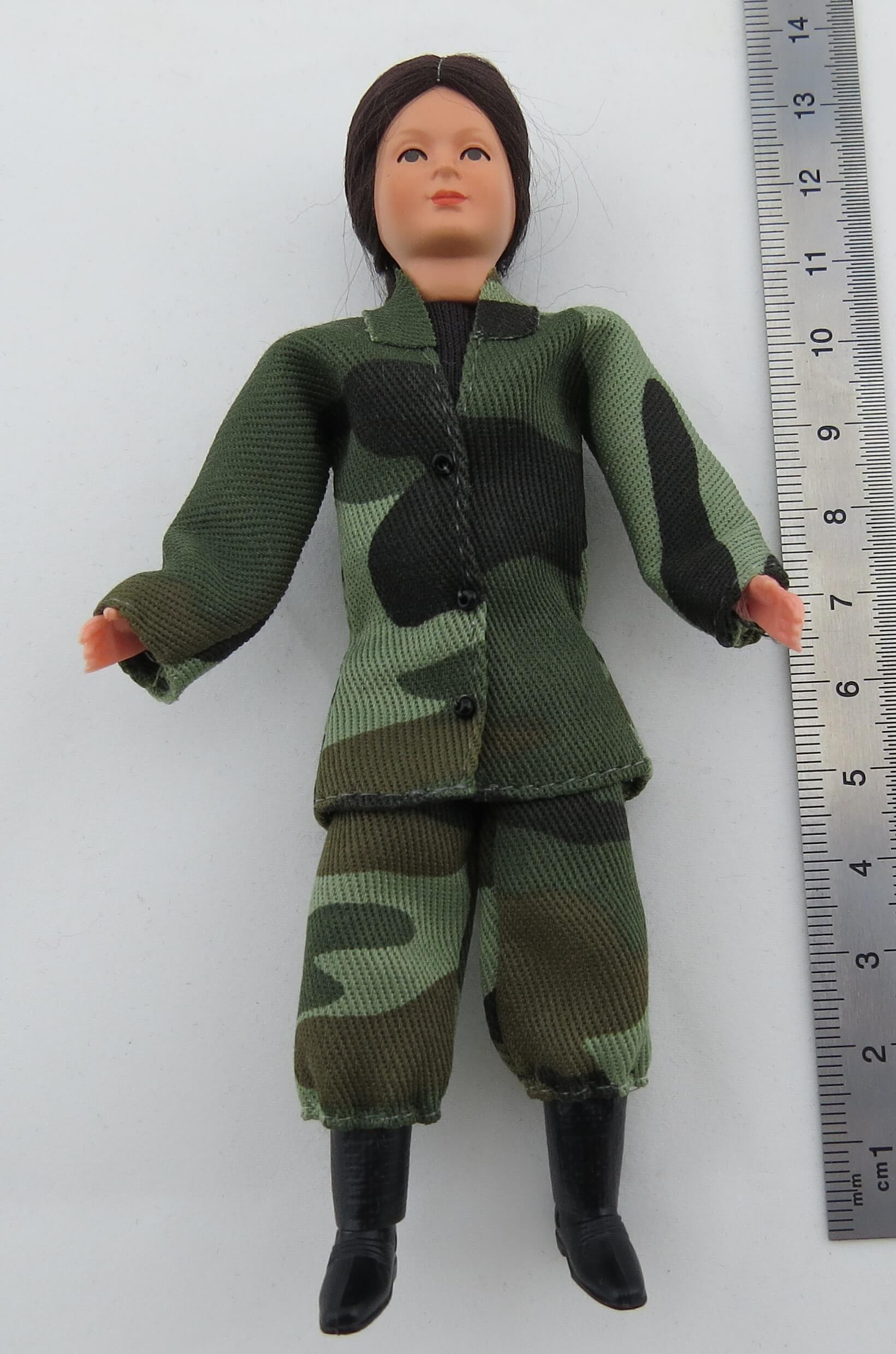 1x Biegepuppe FRAU ca. 13cm hoch, Soldatin, Tarnanzug