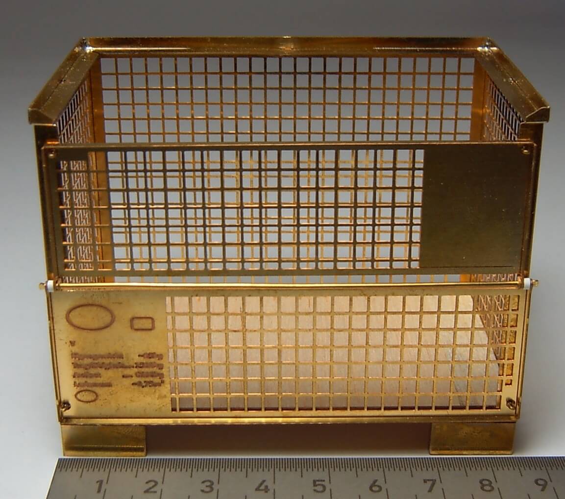 1 naturgetreue Nachbildung einer Gitter- box bzw