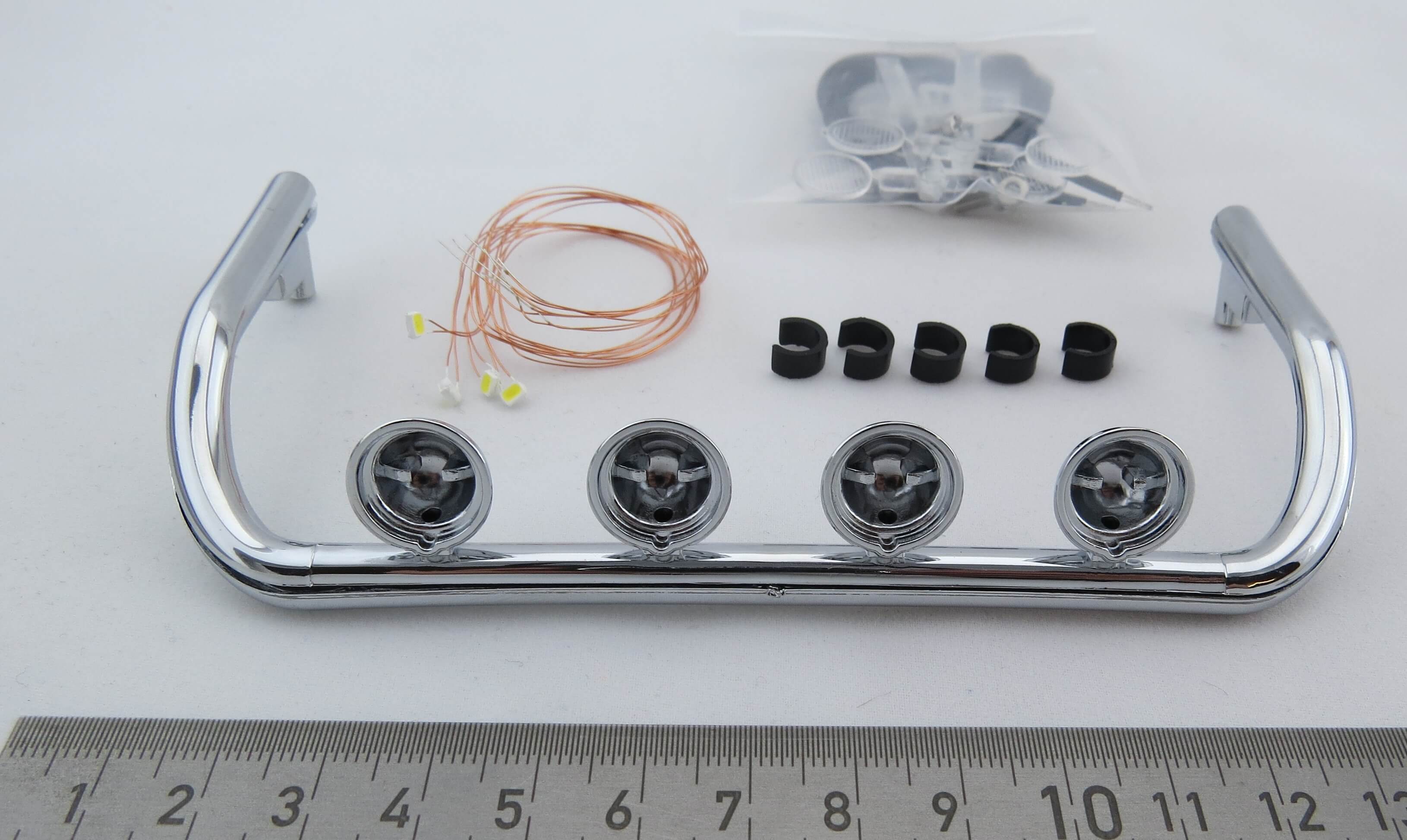 Dachlampenbügel mit 4 Lampen. (810). 4 Birnchen (12V) und 4 