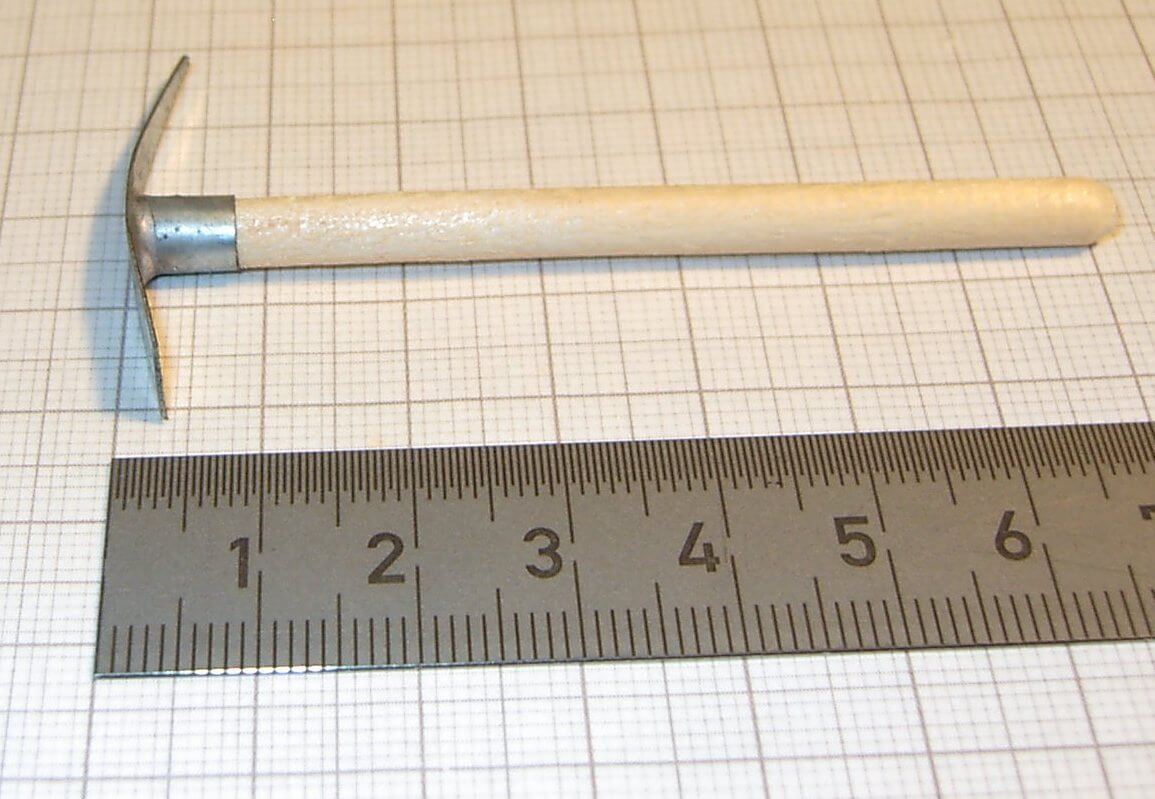 1 Pickel, Holz und Metall, ca. 7x3,5cm                      