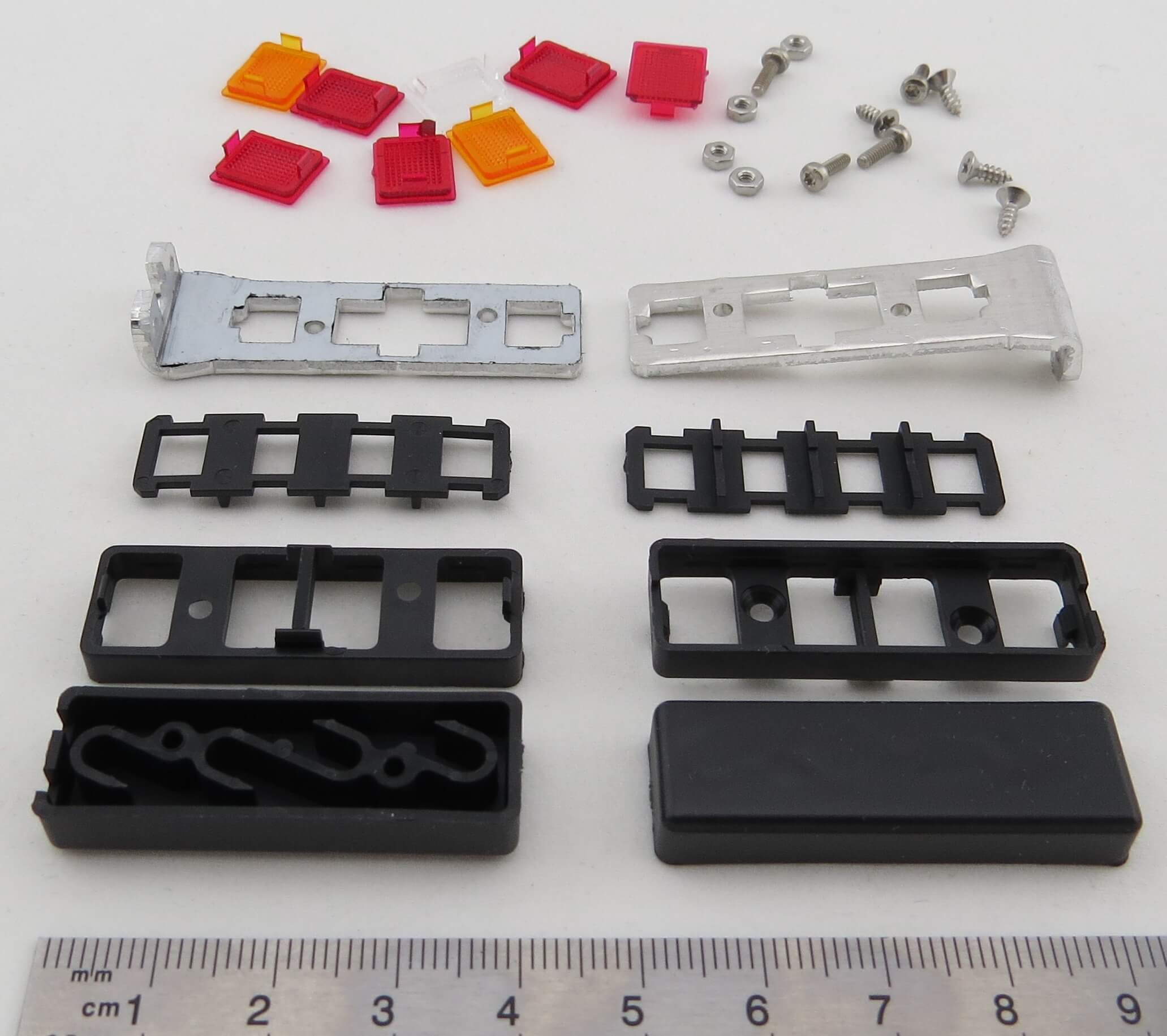 1 Paar 4-Kammer Rückleuchten (445) Bausatz aus Halterung    