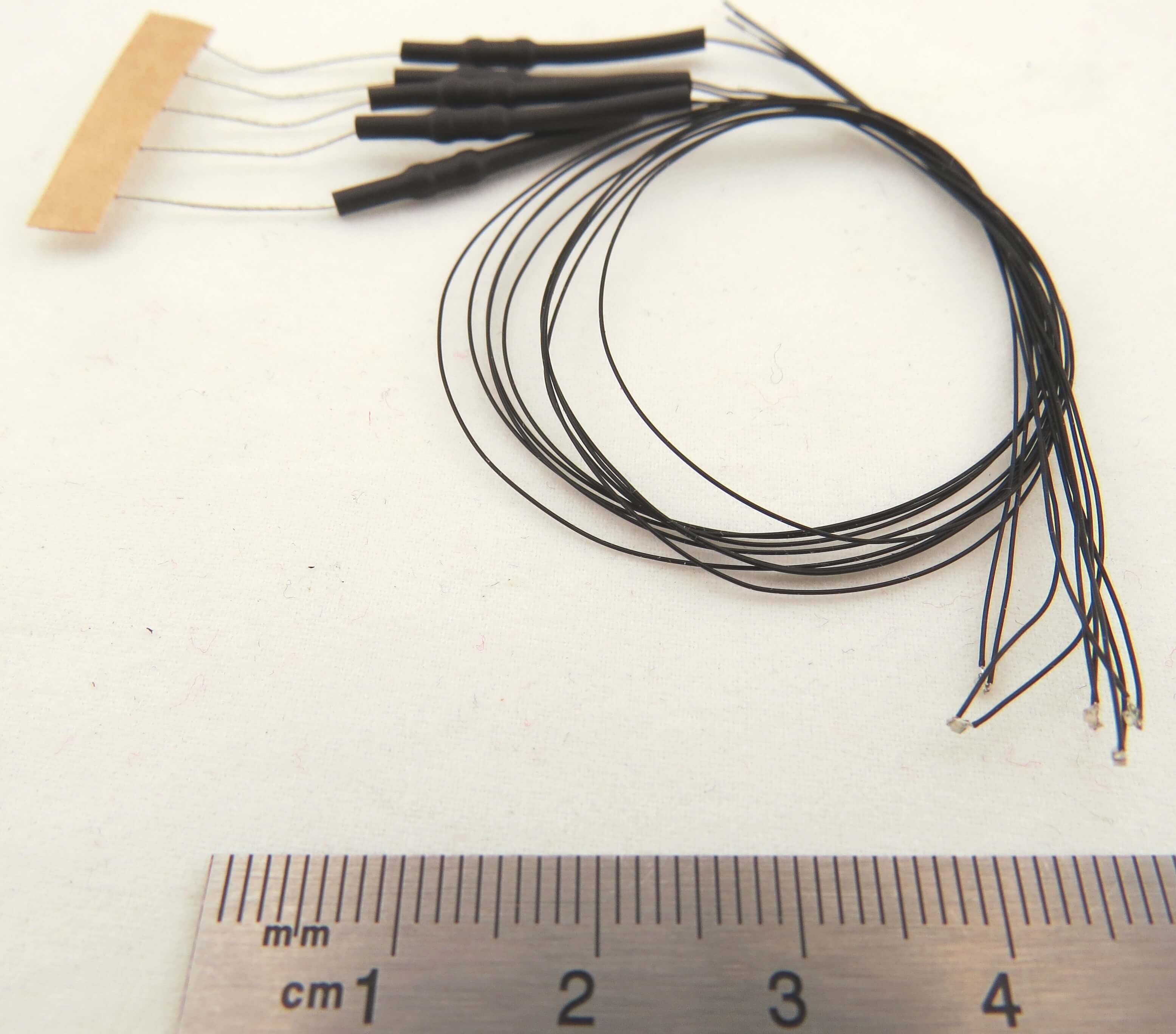 5x SMD-LED orange (SMD-Bauform 0402) mit angelöteten Litzen.