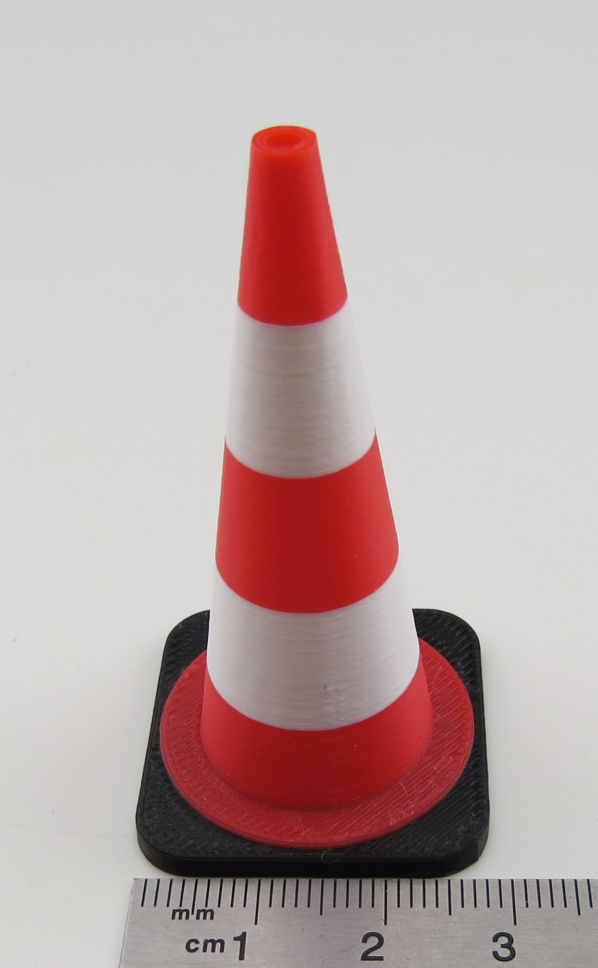 Leitkegel (75cm im Original). Tamiya-Maßstab. Rot/weiss/sc  