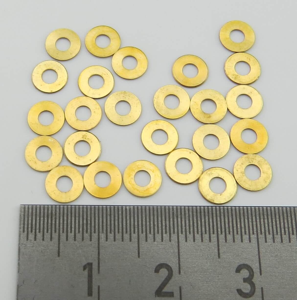 25 U-Scheiben Messing für M2. Gedreht.   2,2 x 5,0 x 0,3mm. 