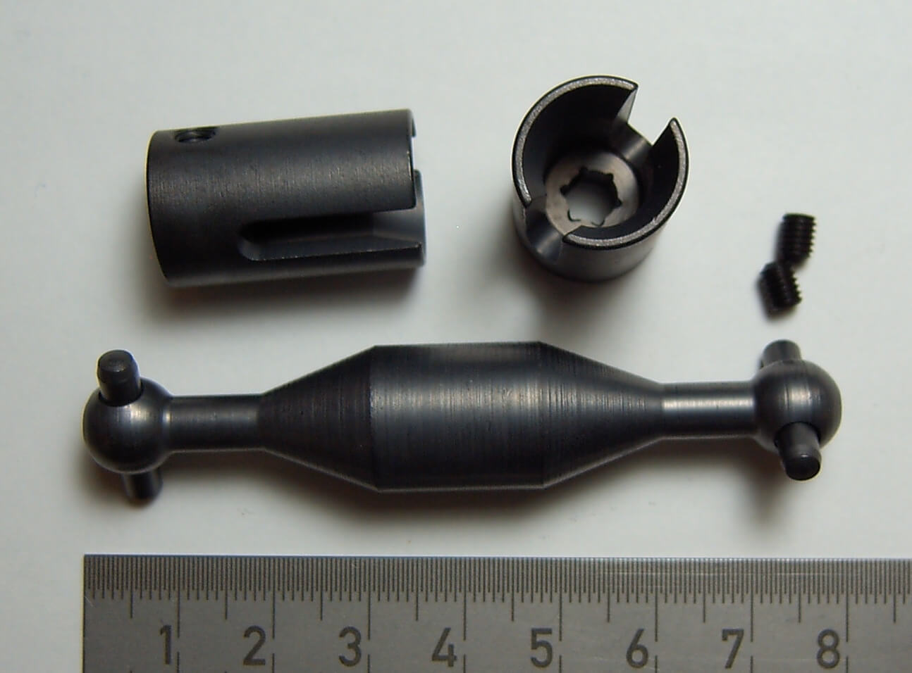 Doppelkardan, geeignet für Maßstab 1:8.  Buchsen beidseiti  