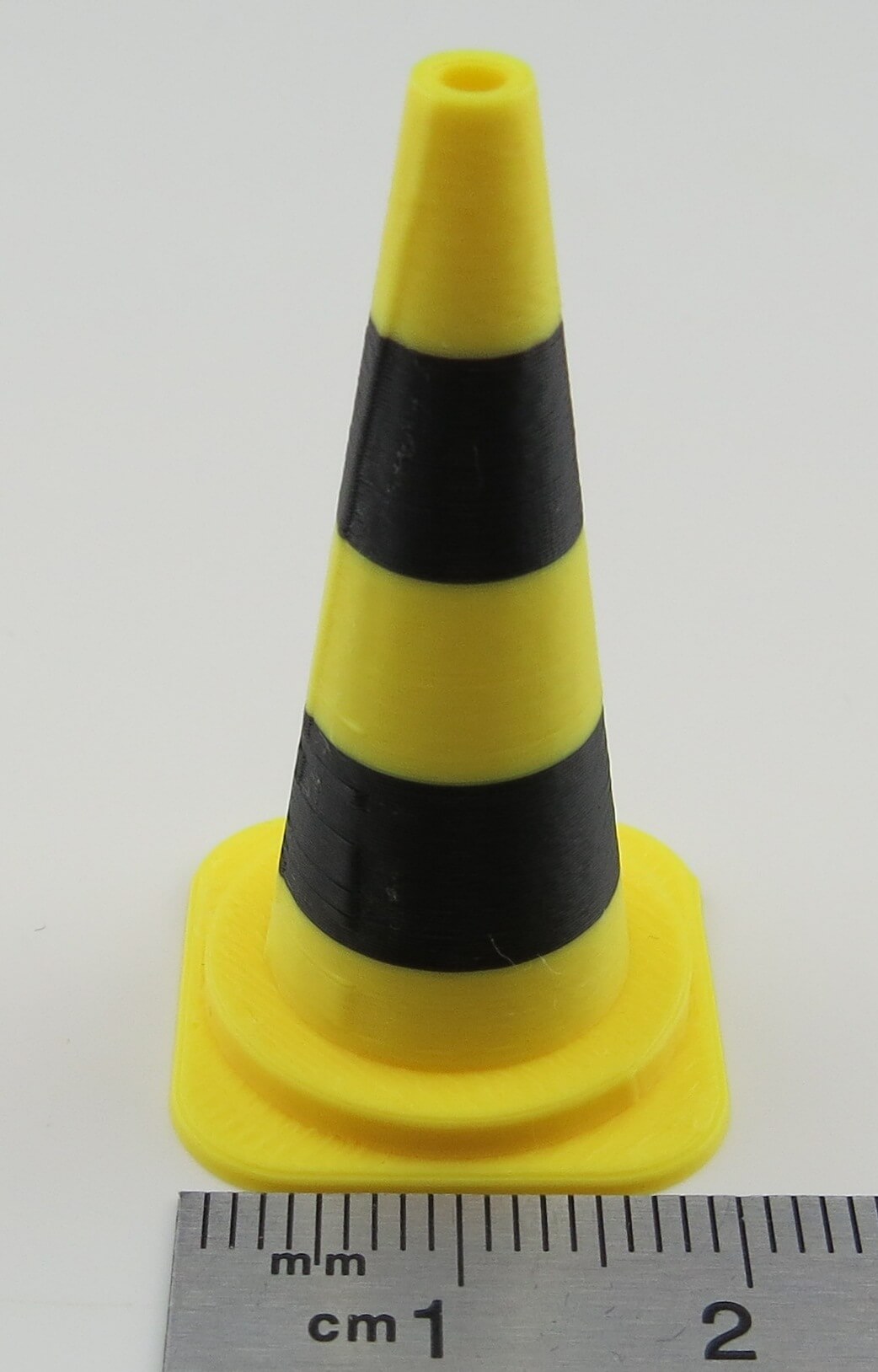 Leitkegel (50cm im Original). Tamiya-Maßstab. Gelb/schwarz  