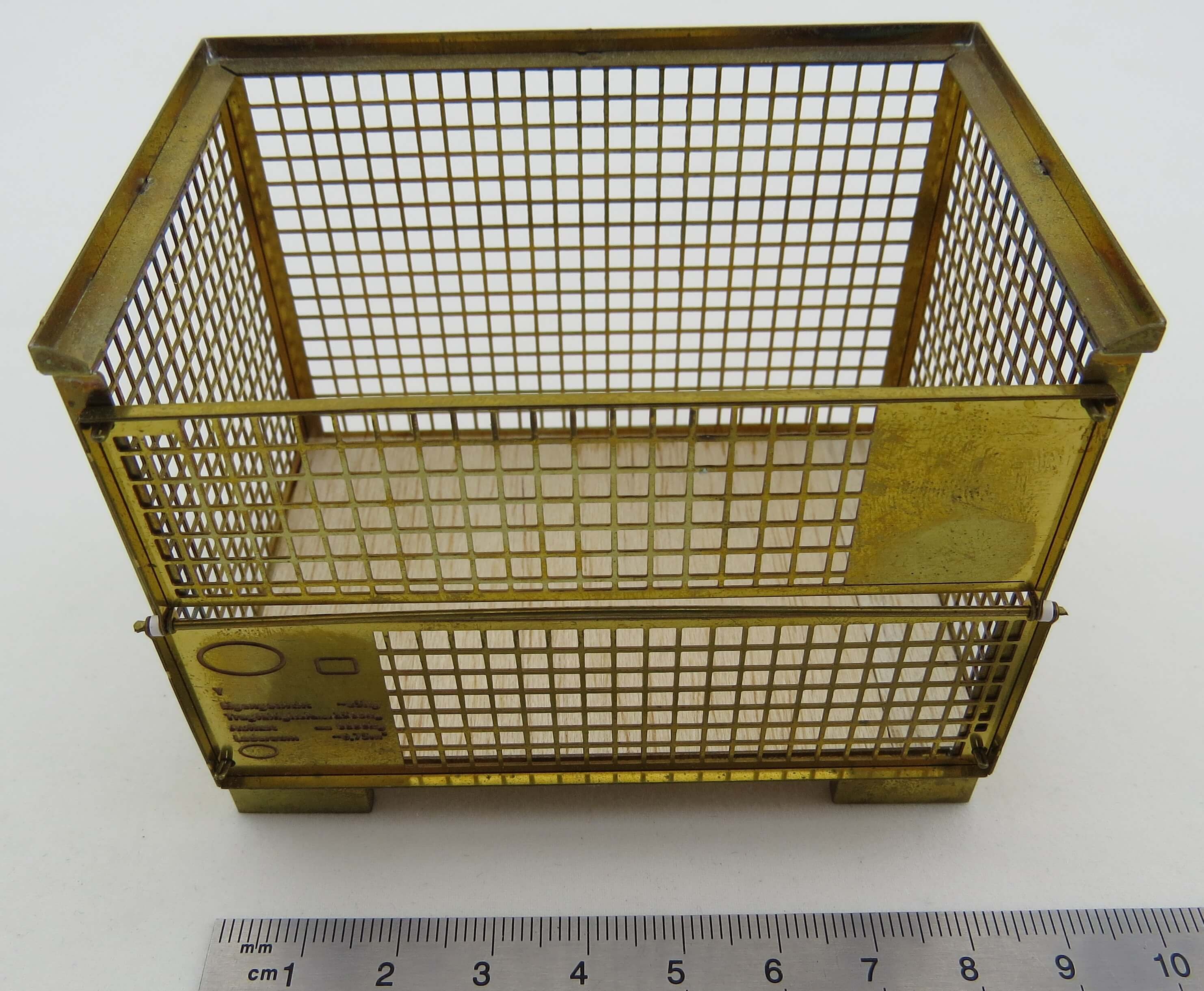 naturgetreue Nachbildung einer Gitterbox aus MS-Bleche