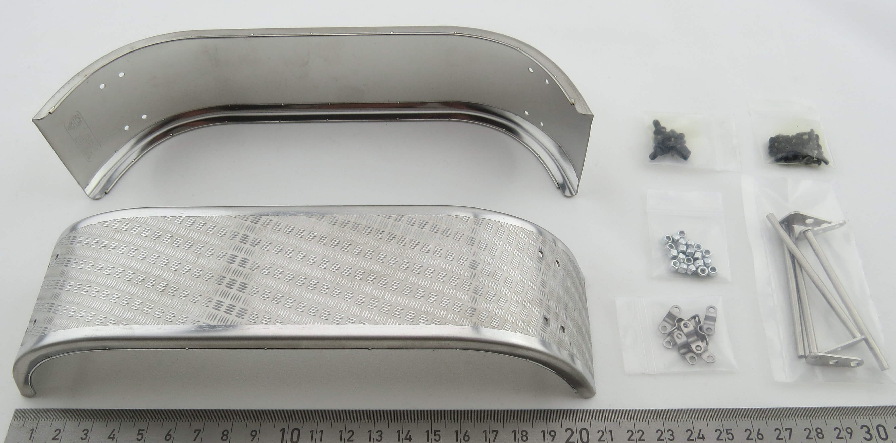 Doppelkotflügel rund aus Edelstahl mit   Riffelblech.