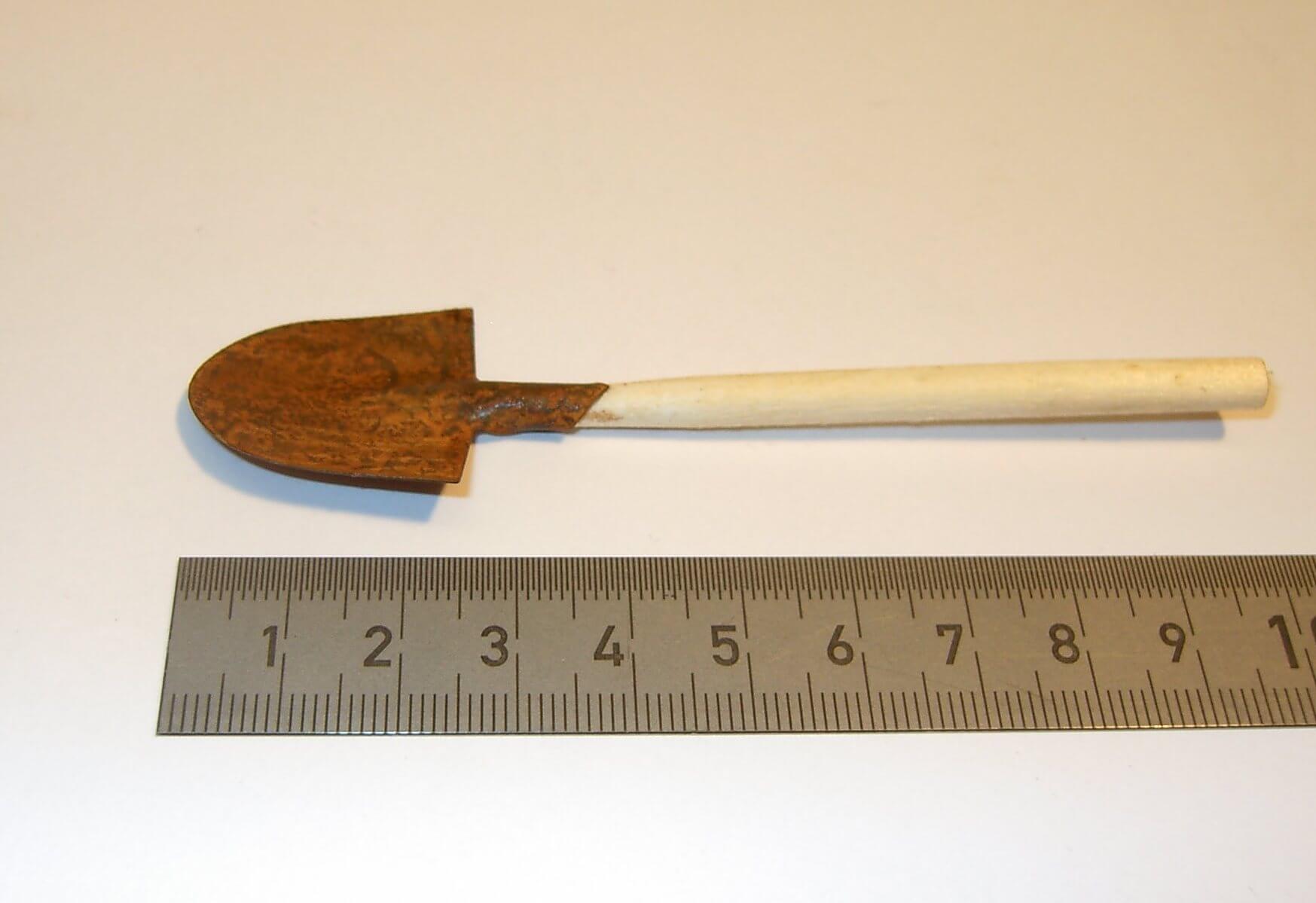 1 Blech-Schaufel, rostig, ca.10cm lang                      