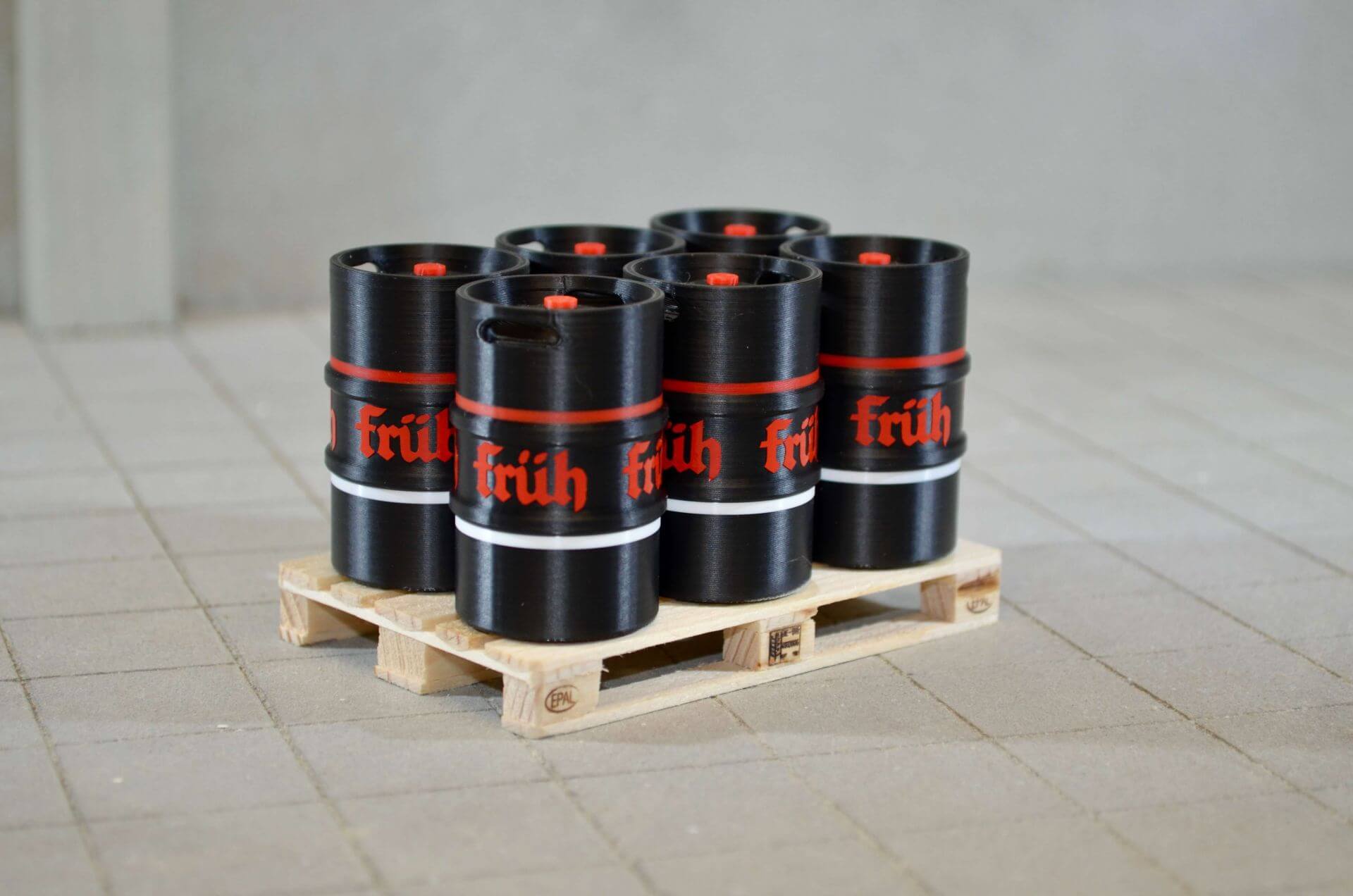 Keggys der Brauerei Früh (3-farbig) auf Echtholz Palette    