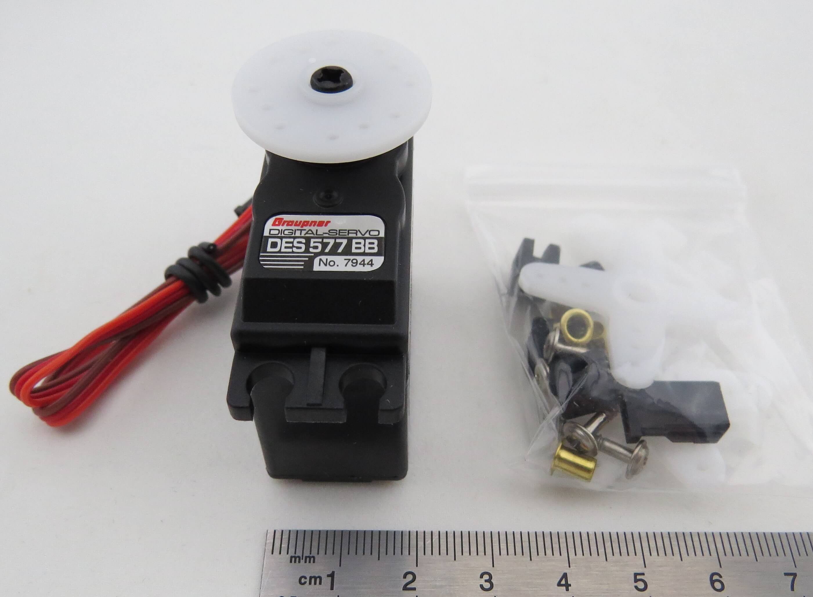 Servo DES-577, Graupner. Universal-Standard-Servo