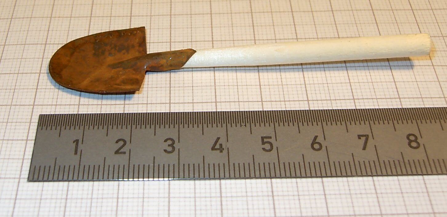 1 Blech-Schaufel, rostig, ca.8cm lang