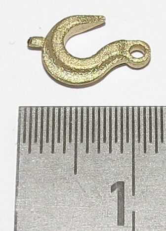 1 Messing-Feinguss-Haken. Mit Anschlag-  Öse. Gesamthöhe    