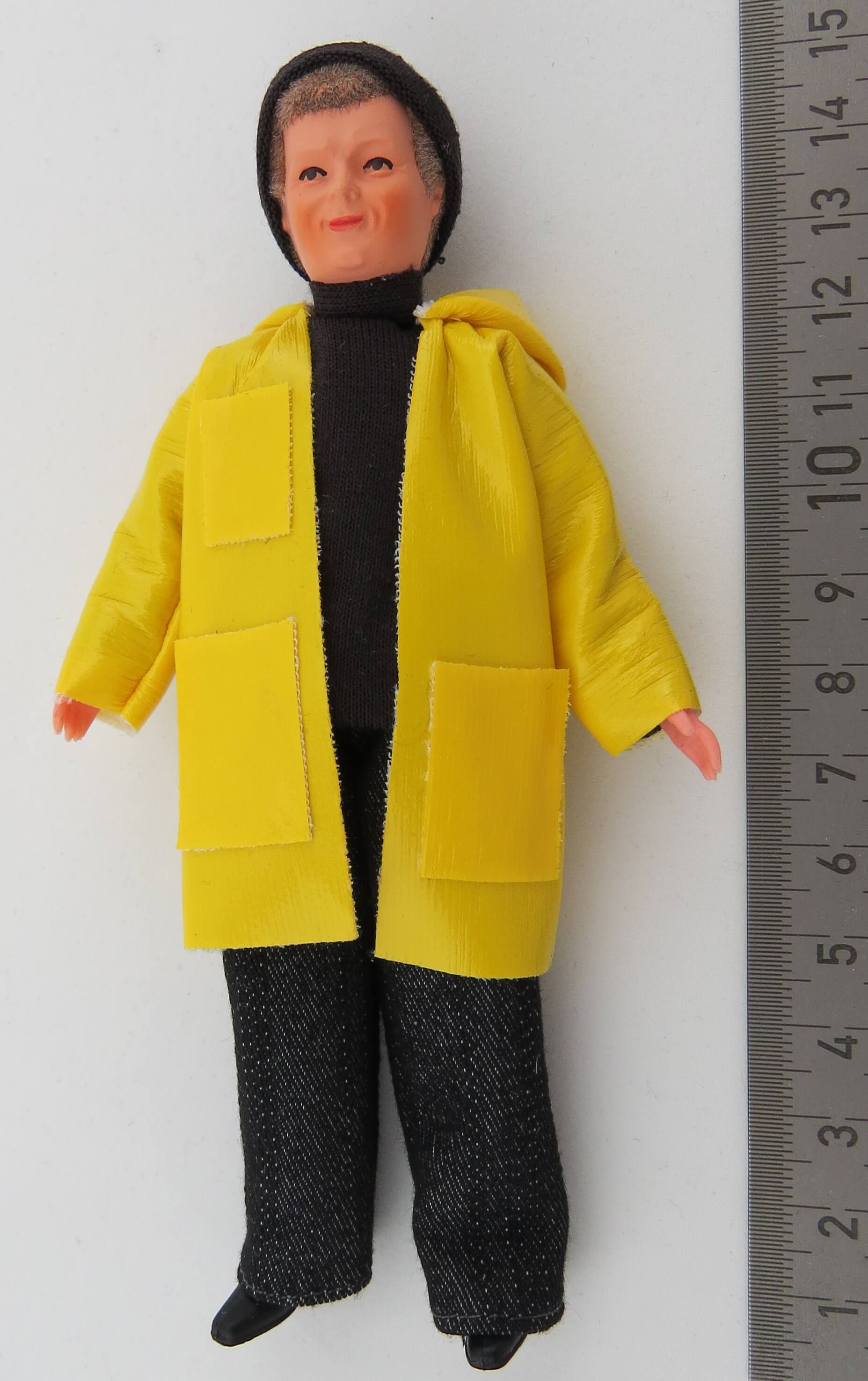 1 Biegepuppe MANN, ca. 14cm hoch mit gelbem Regenmantel