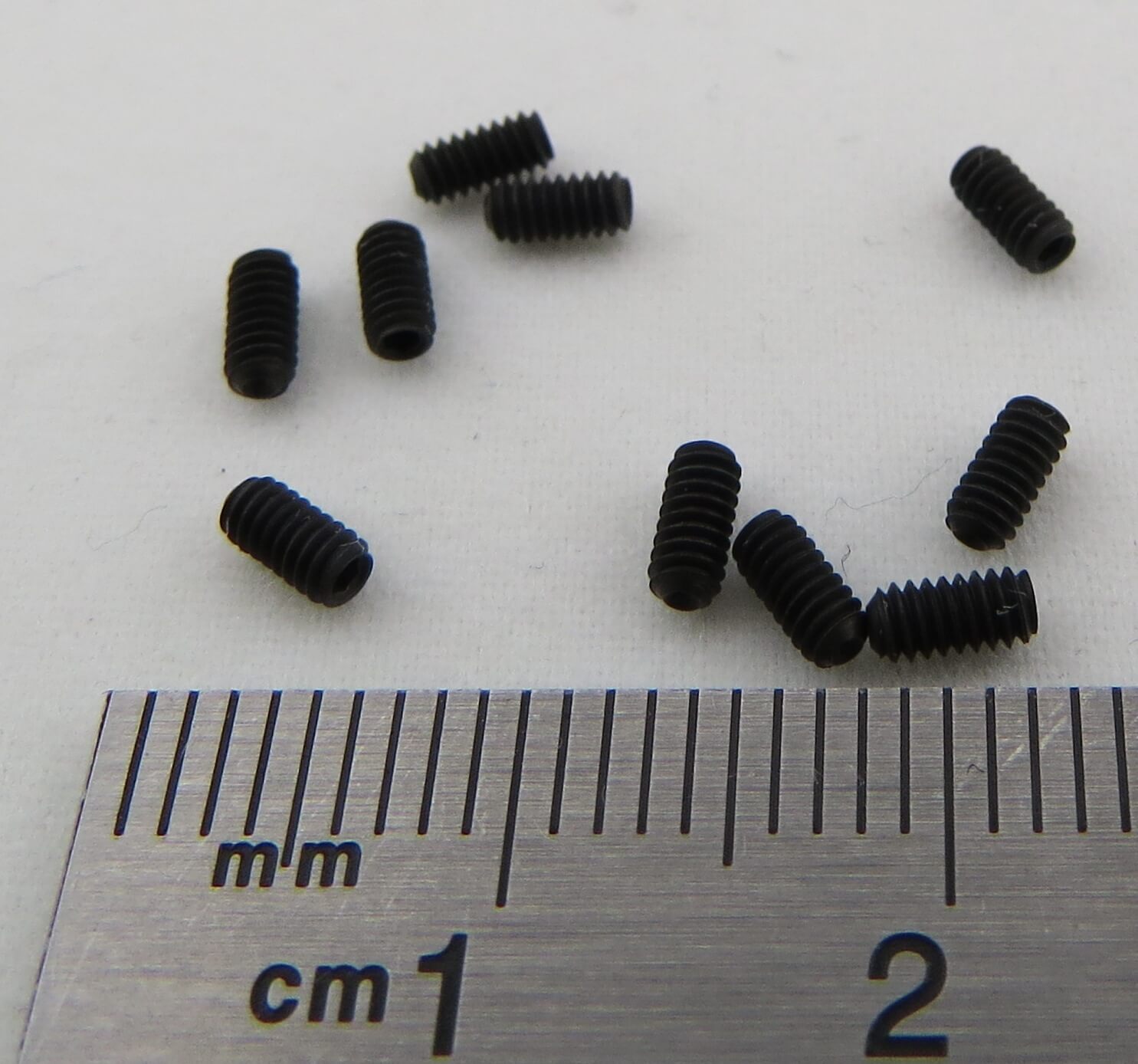 Gewindestift M2 x 4 DIN916 45H, Stahl,   schwarz. 10 Stück.