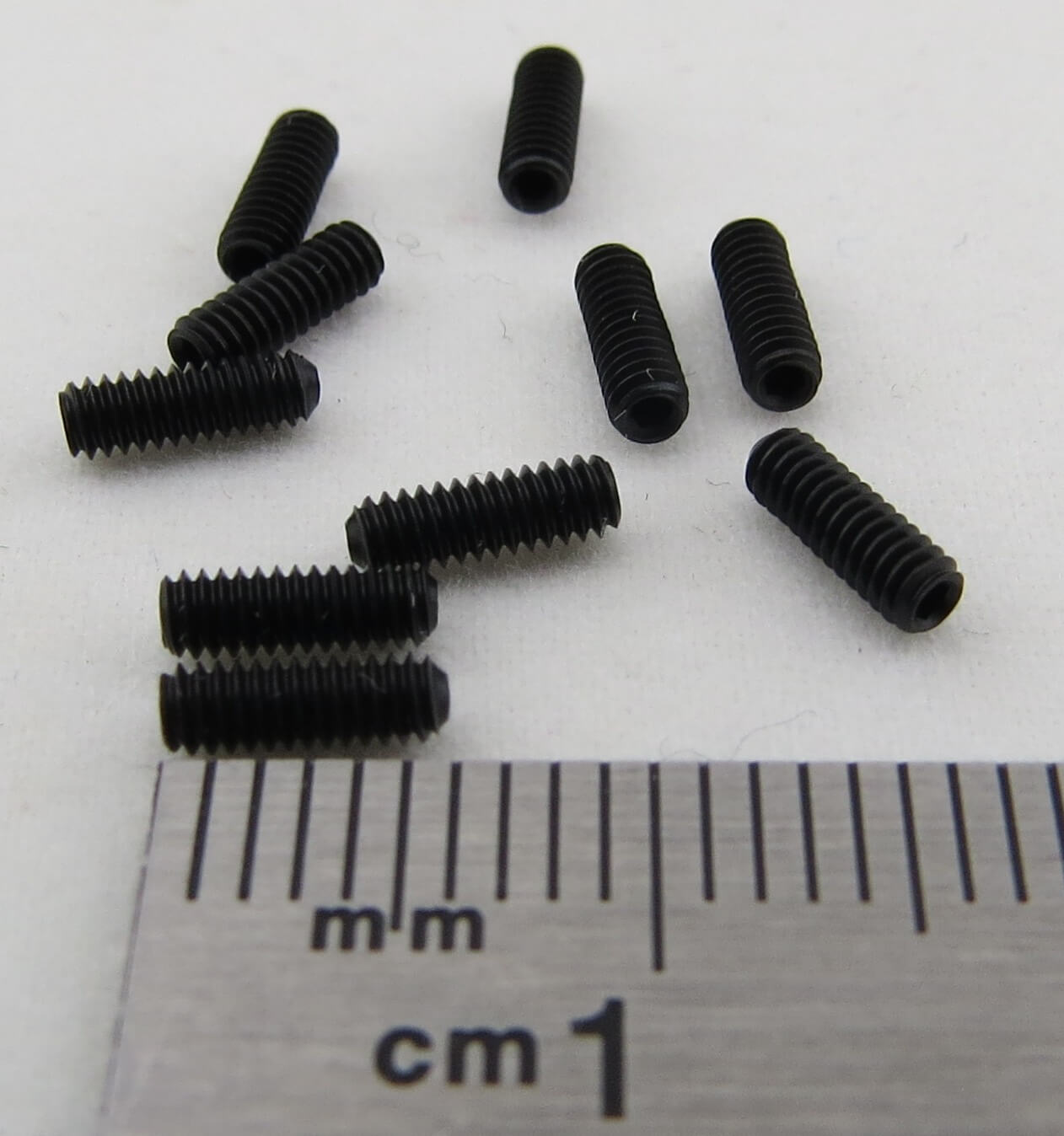 Gewindestift M2 x 6 DIN916 45H, Stahl,   schwarz. 10 Stück.