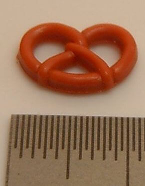 1 Brezel ca. 1,0cm x 0,8cm                                  