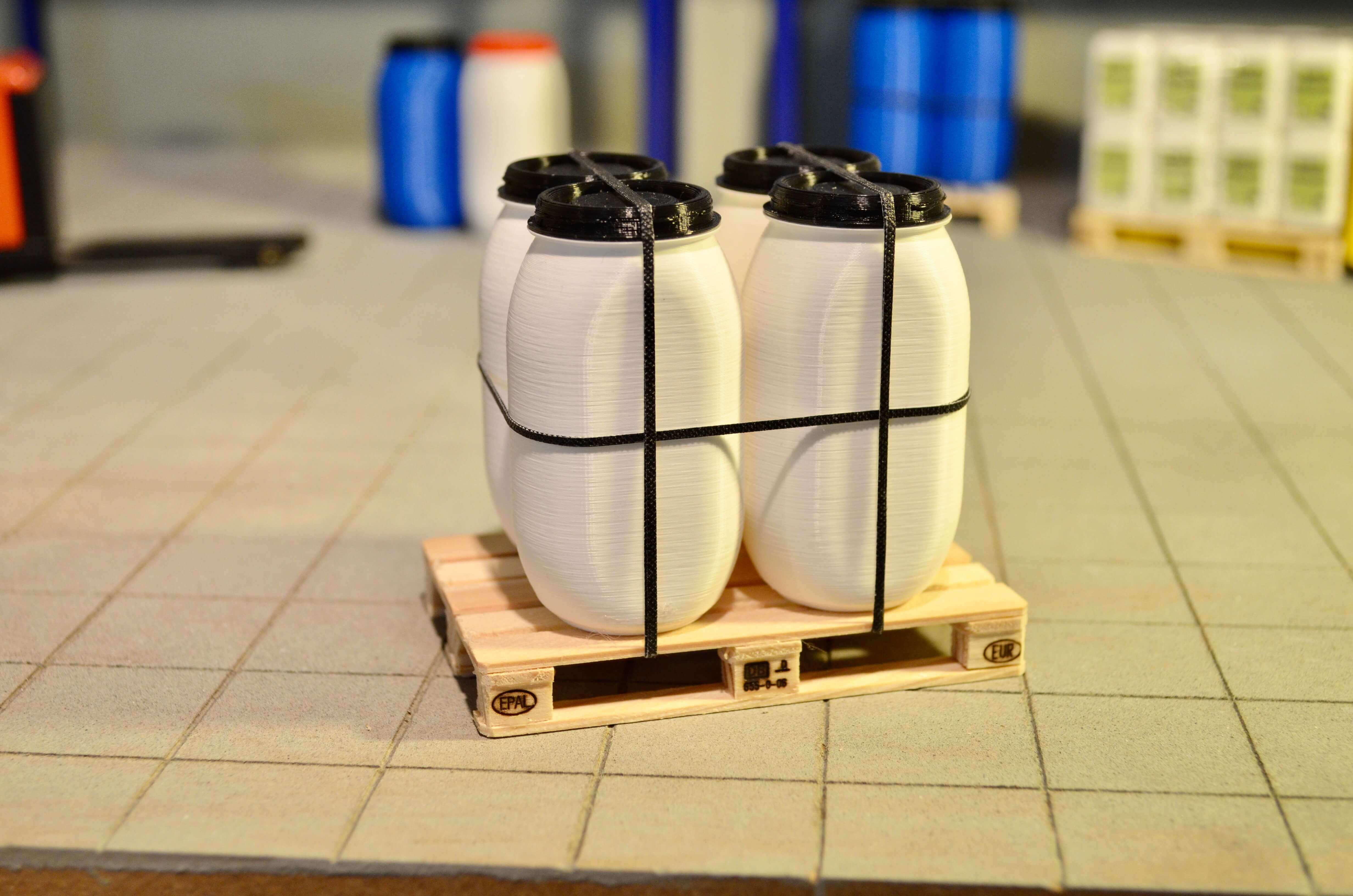 4 Weithalsfässer auf Euro-Palette weiß mit schwarzem