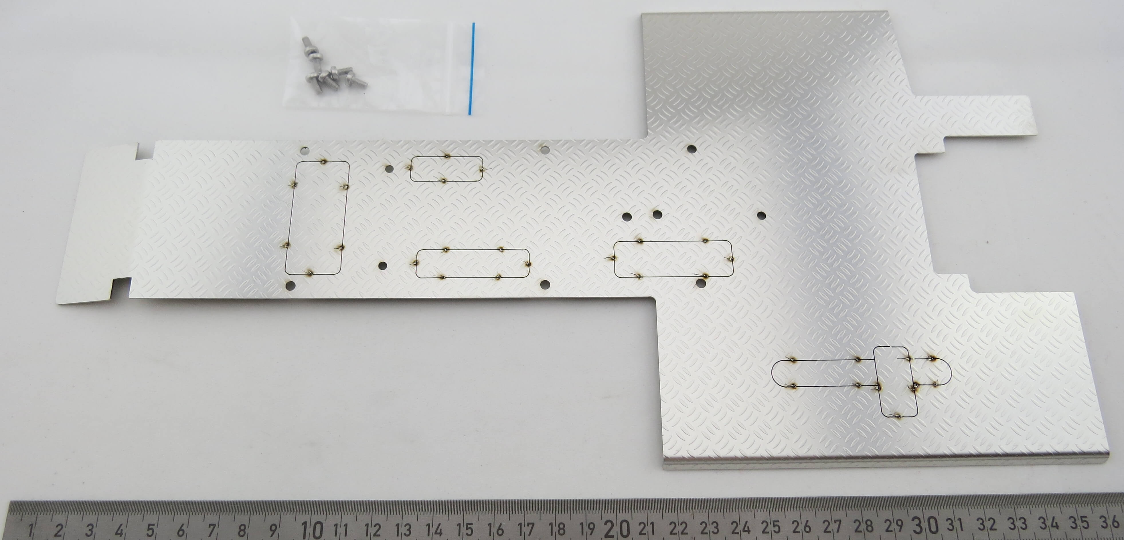 Rahmenabdeckung für 3-achs Tamiya Zugmaschinen. Aus 0,8mm   