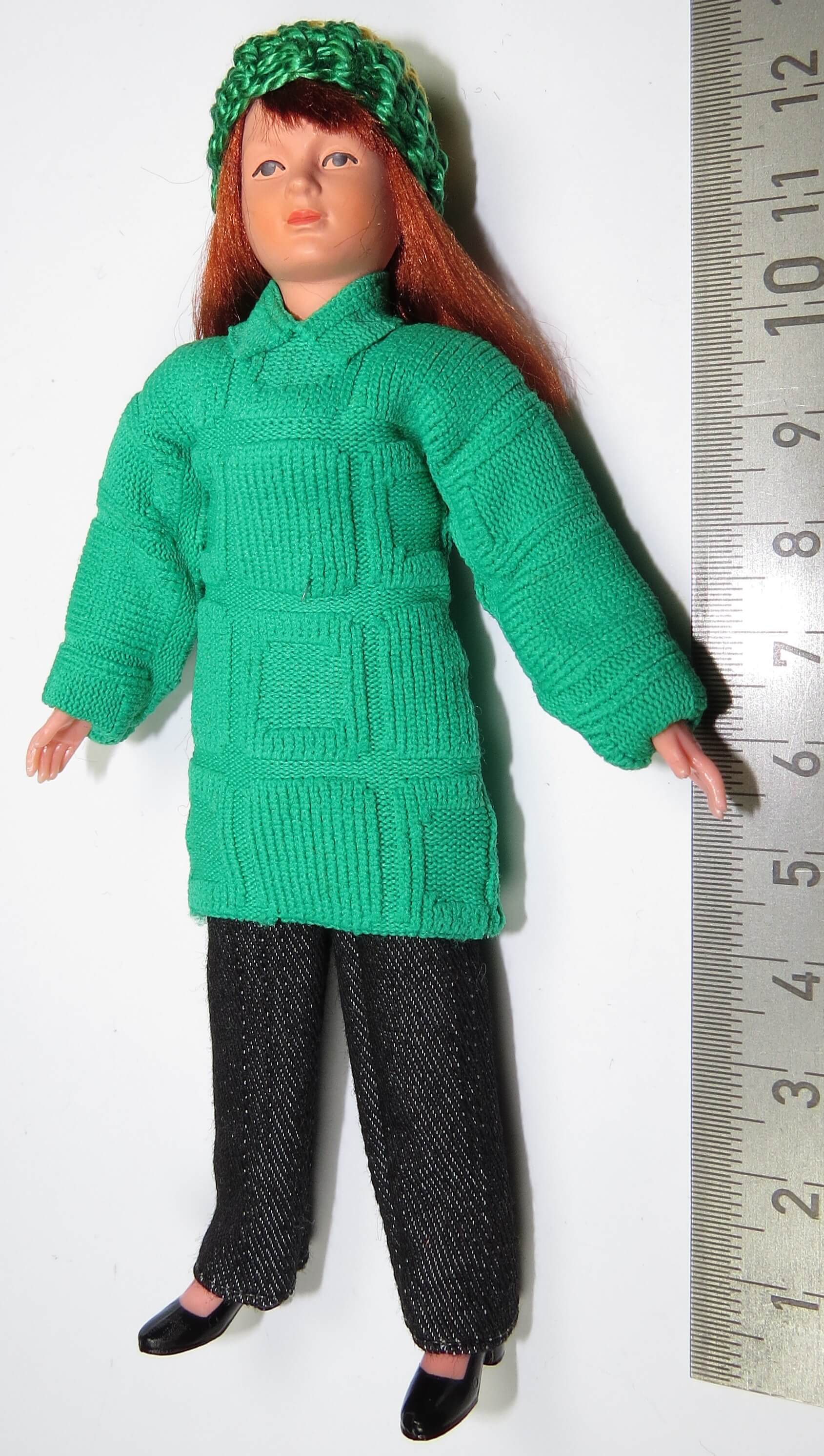 1x Biegepuppe FRAU ca. 13cm hoch mit grünem Pulli und