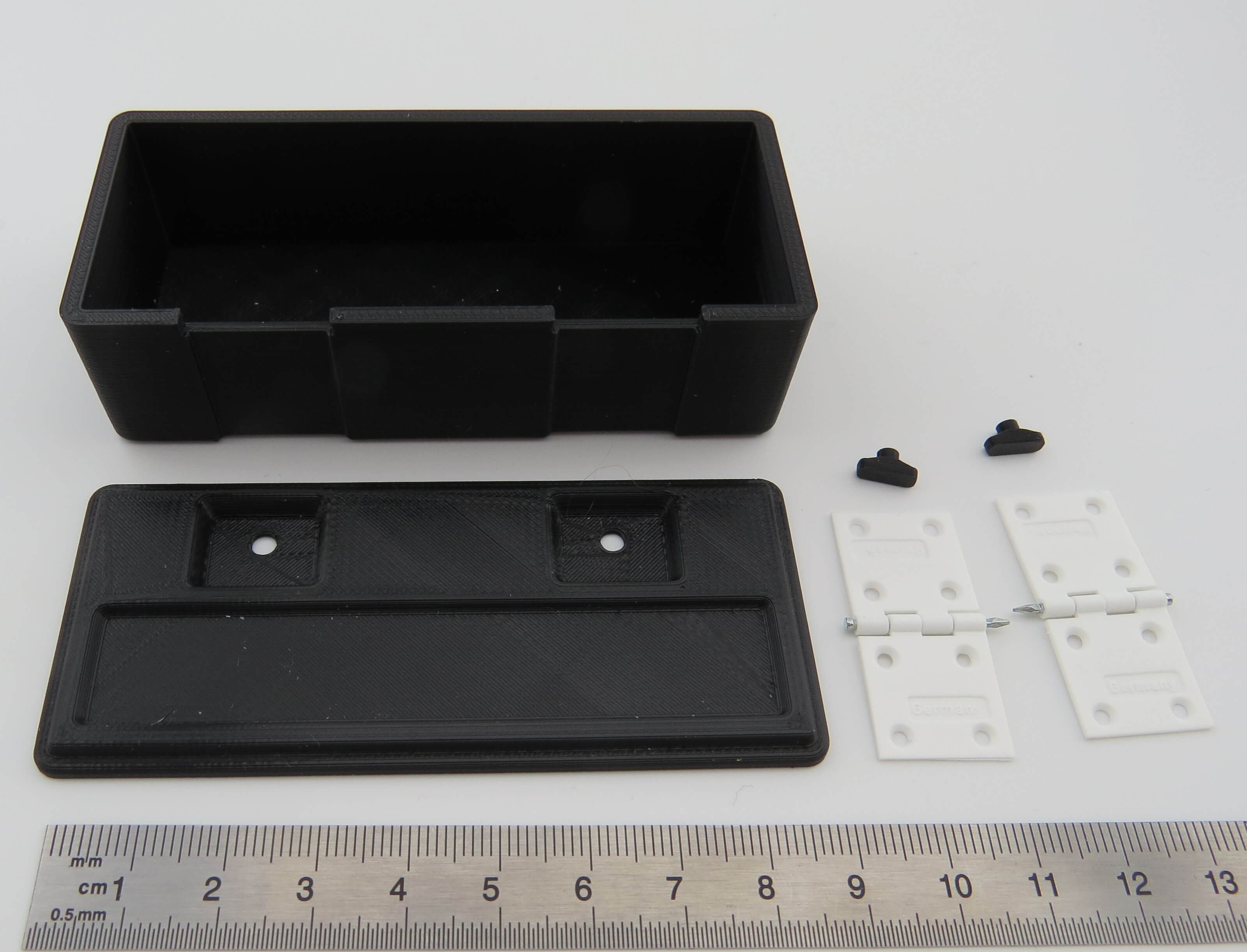 Kunststoff Staukasten mit Deckel. Maße: 92x40x28            