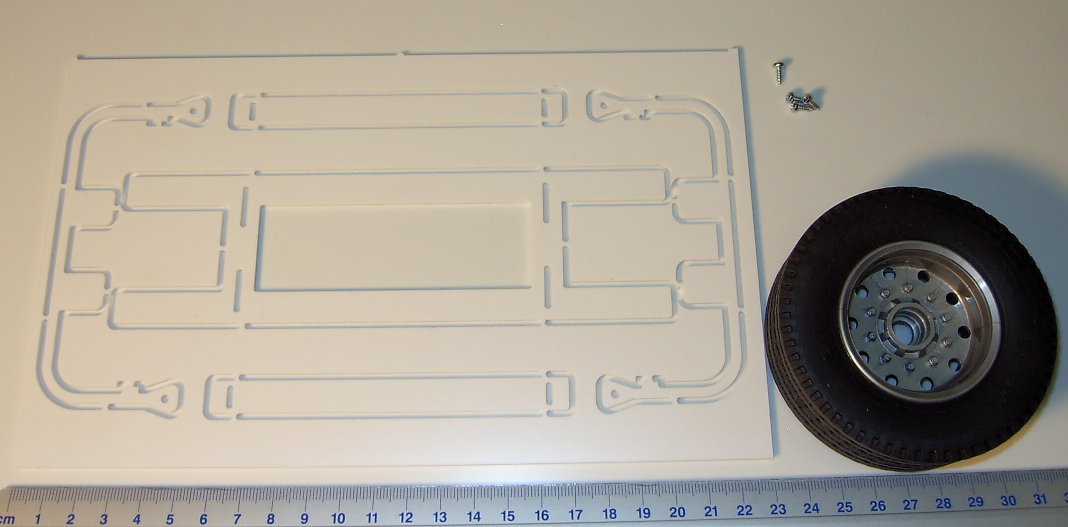1 Reserveradhalter mit Rad. Bausatz aus  PS-Material mit    
