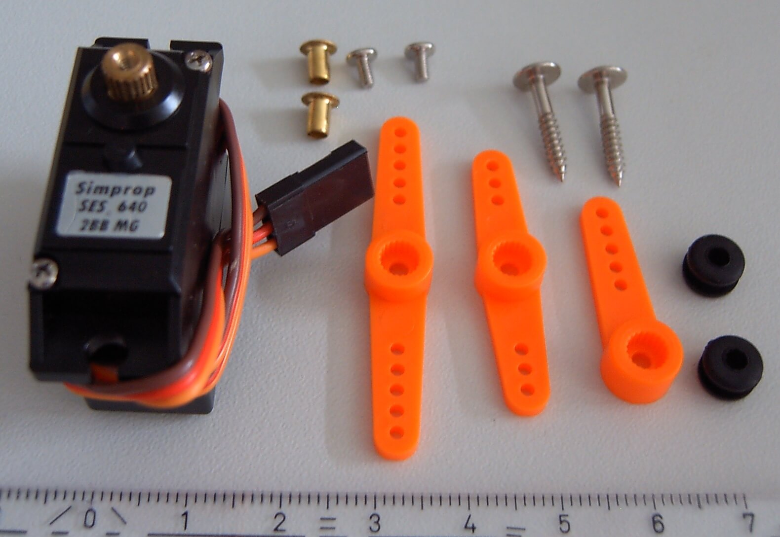 Servo SES 640 2BB MG. 28,2x14,2x32,1mm.  64Ncm 0,1sec./40°  