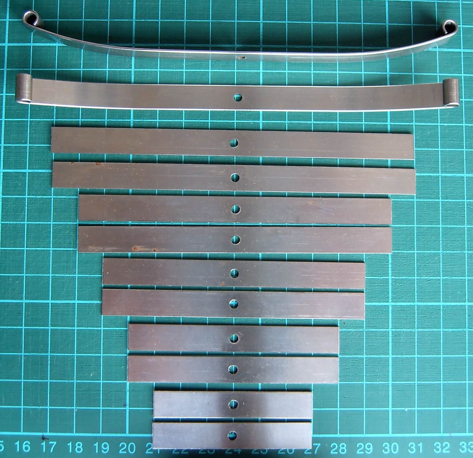1x Blattfedernsatz 1:8 (216739). 2 Hauptfedern mit Augen    