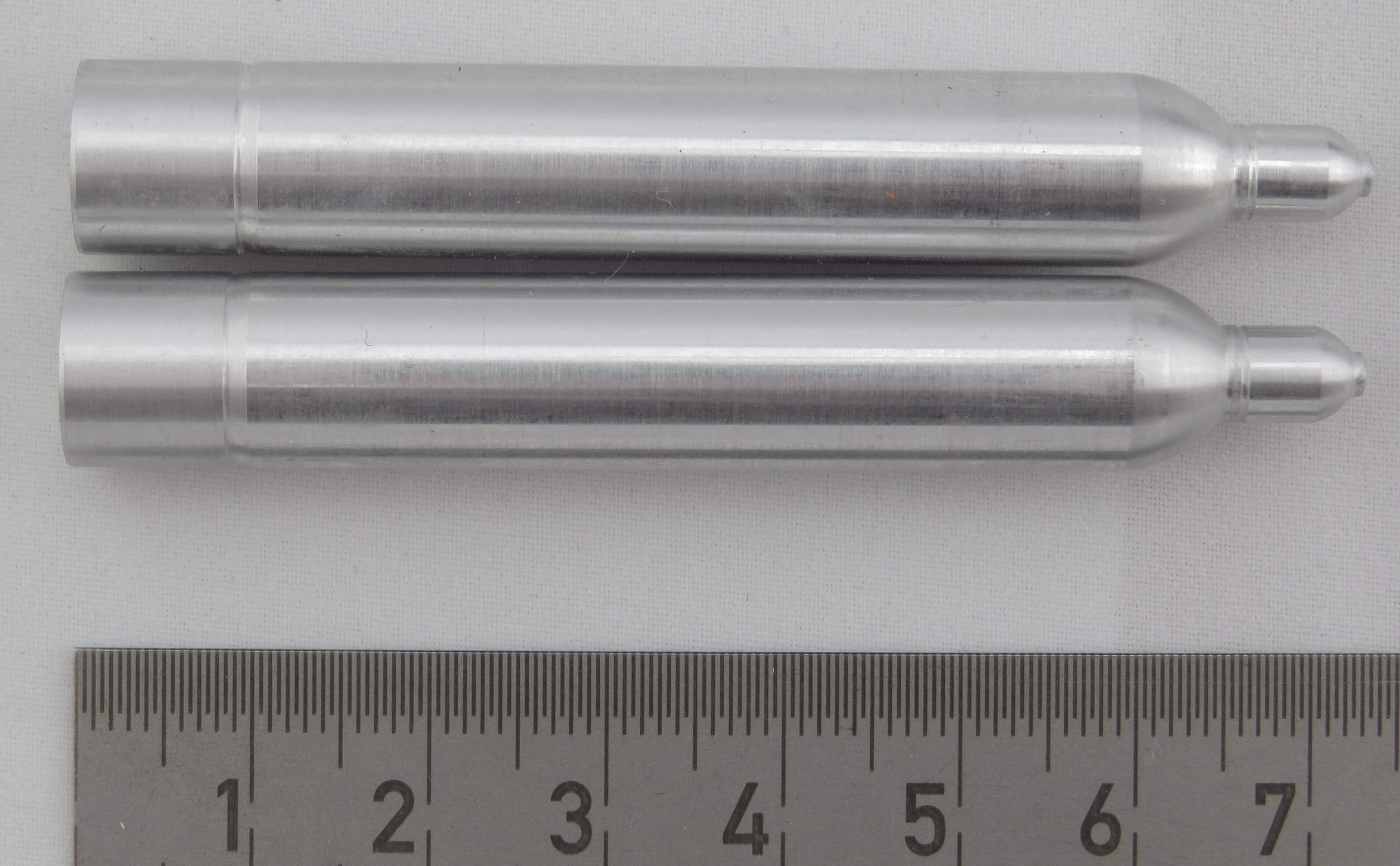 2 Gasflaschen 75x11mm, Alu, gedreht. Vollmaterial