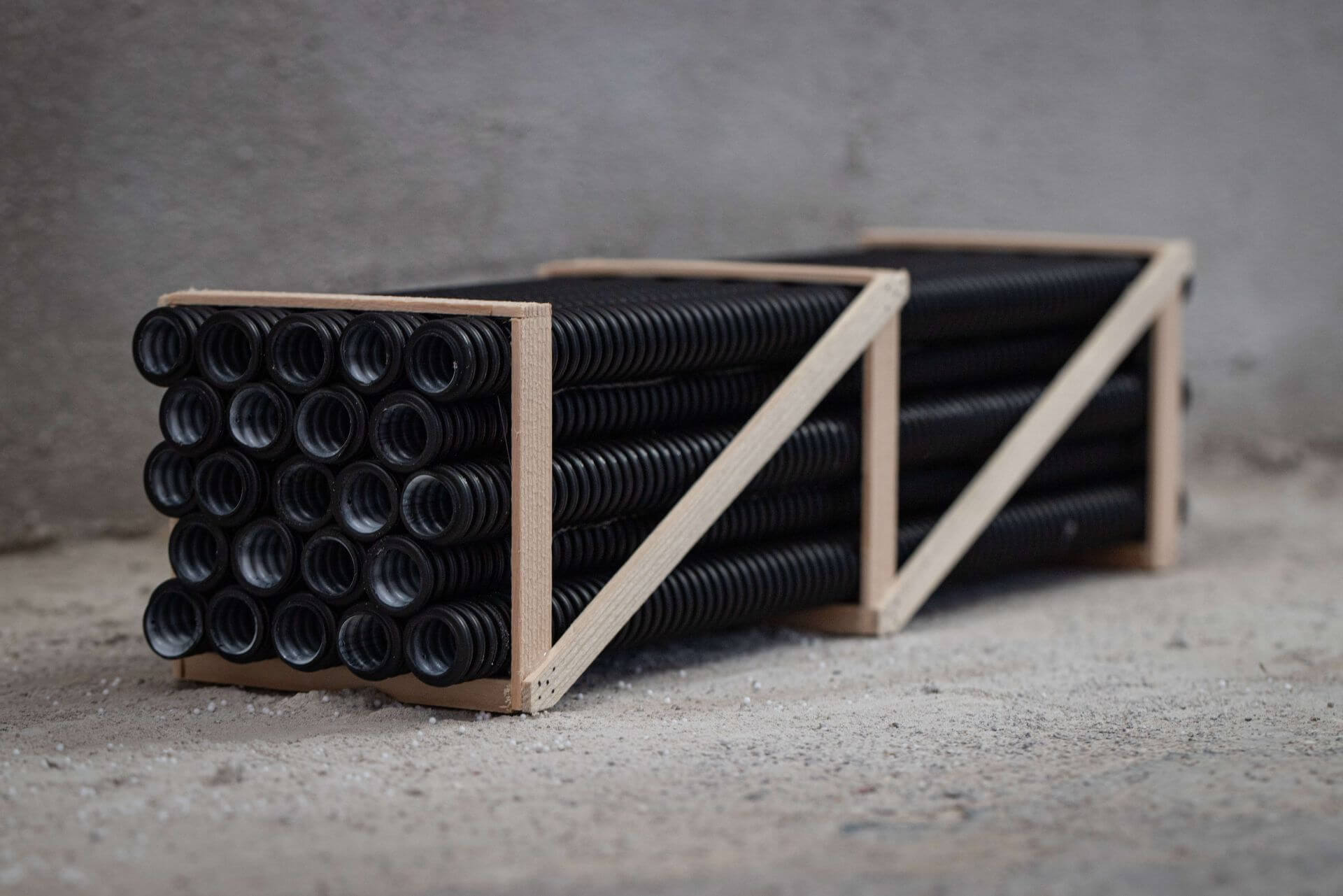 Drainagerohr-Stapel im Holzgestell. Echtholz-Ausführung     