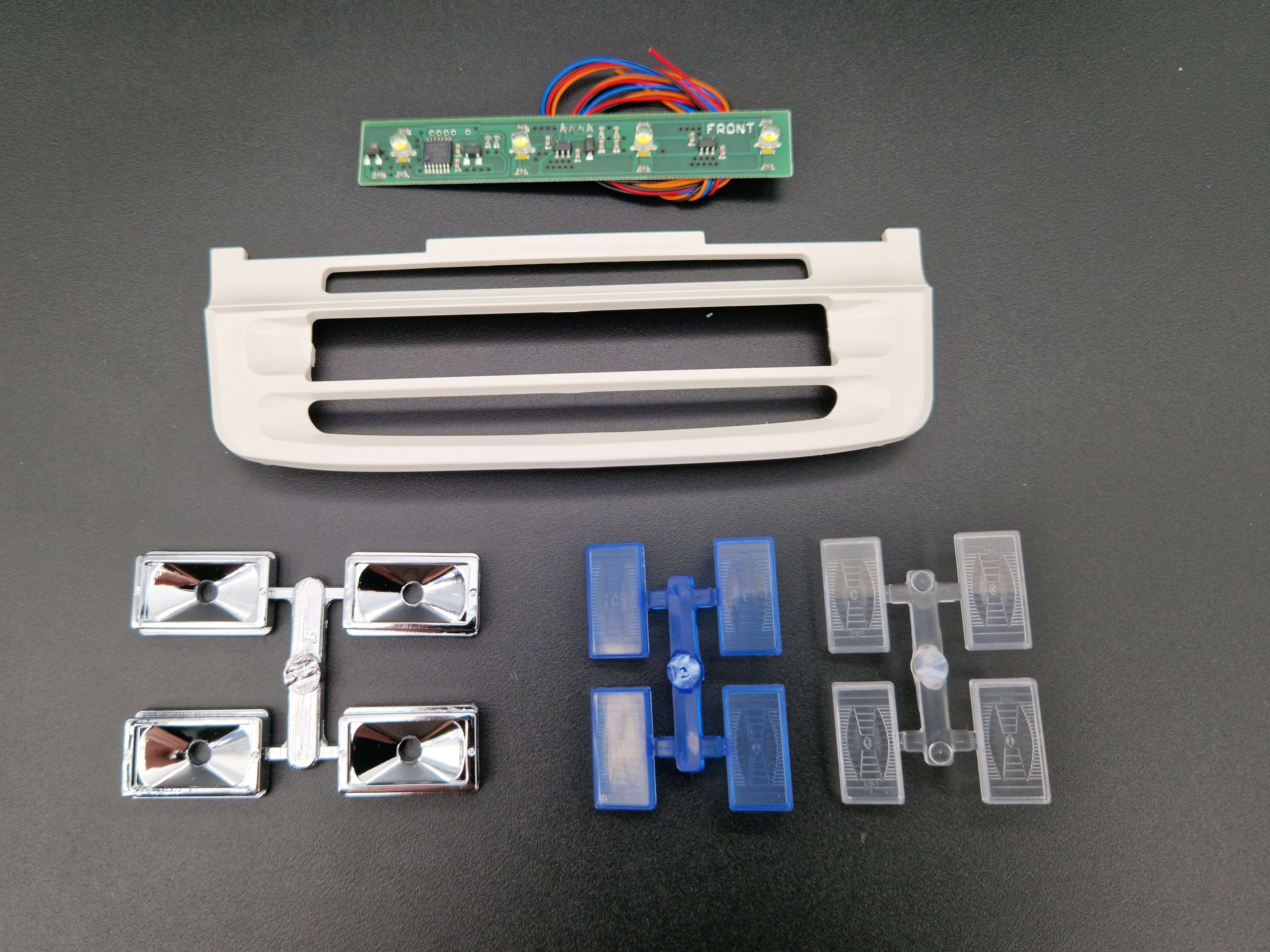 Verkerk Scania Grill inkl. Hella  Scheinwerfer (blau).      