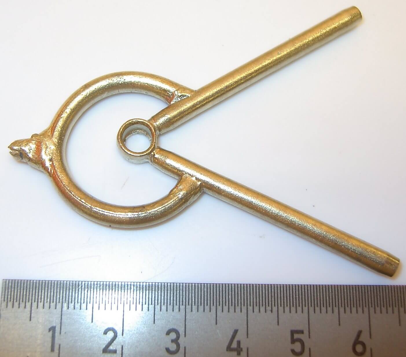 Dreieckslenker aus hochfestem Neusilber, am Giesast. 1