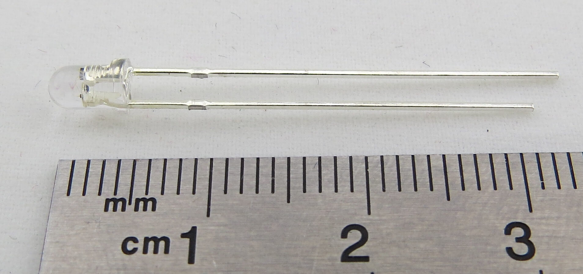 1x LED rot 3mm, klares Gehäuse, bedrahtet.