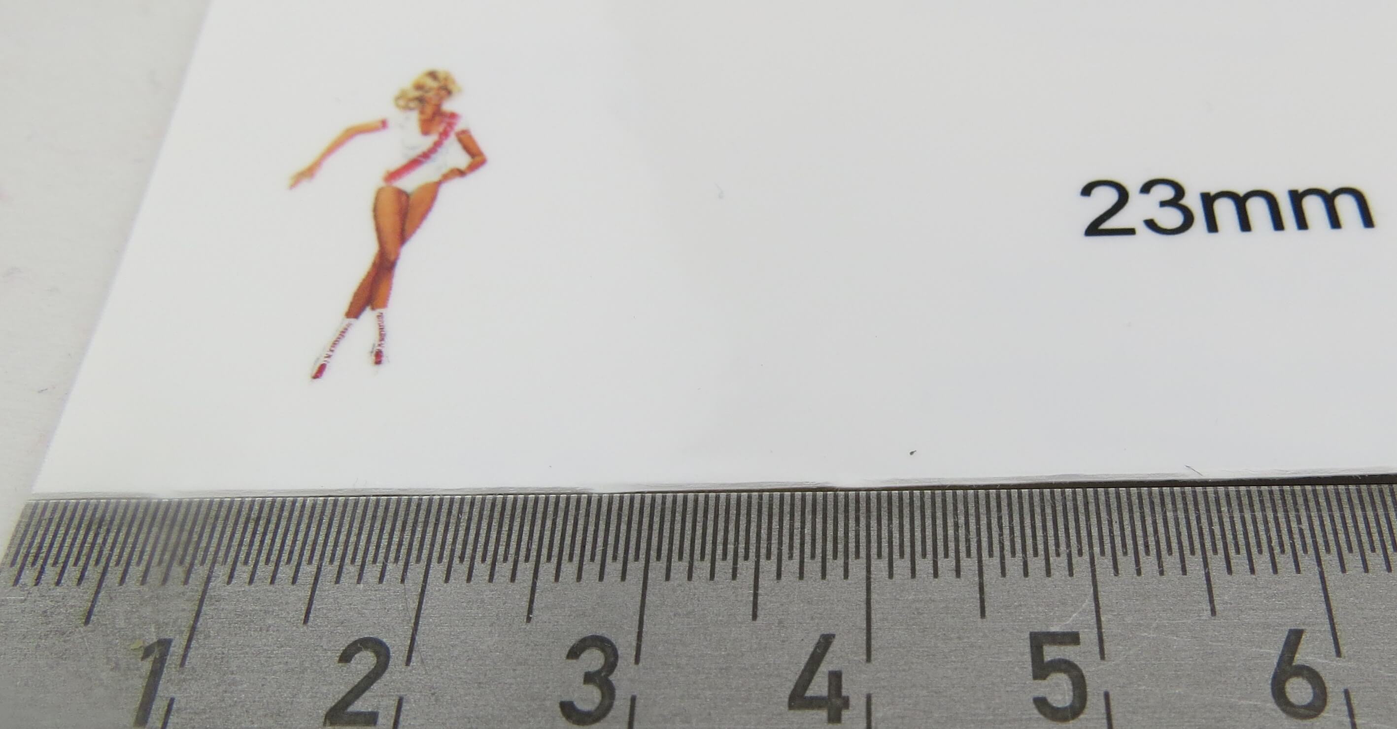 Veedol-Mädchen auf weißer selbstklebender Folie. 23mm V3