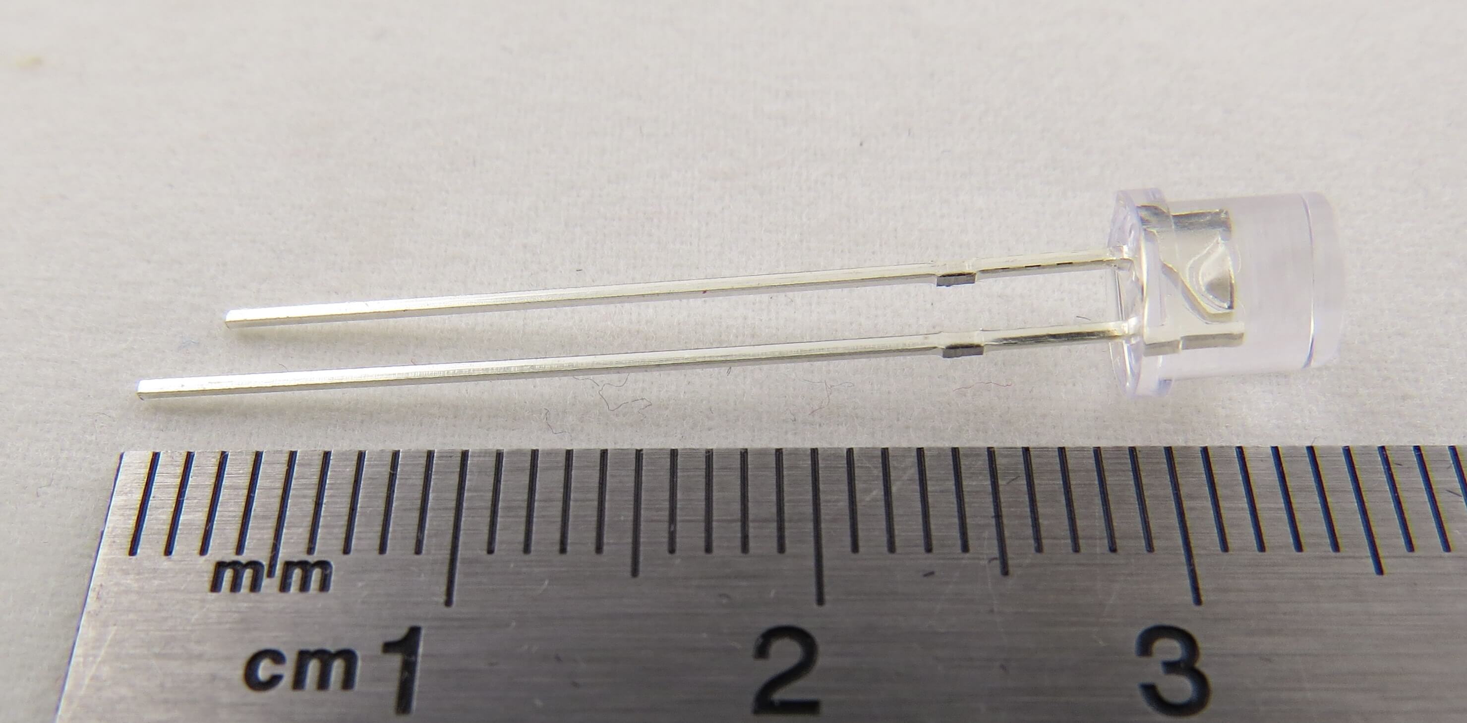 1x LED kaltweiss 5mm, glasklares Gehäuse bedrahtet,