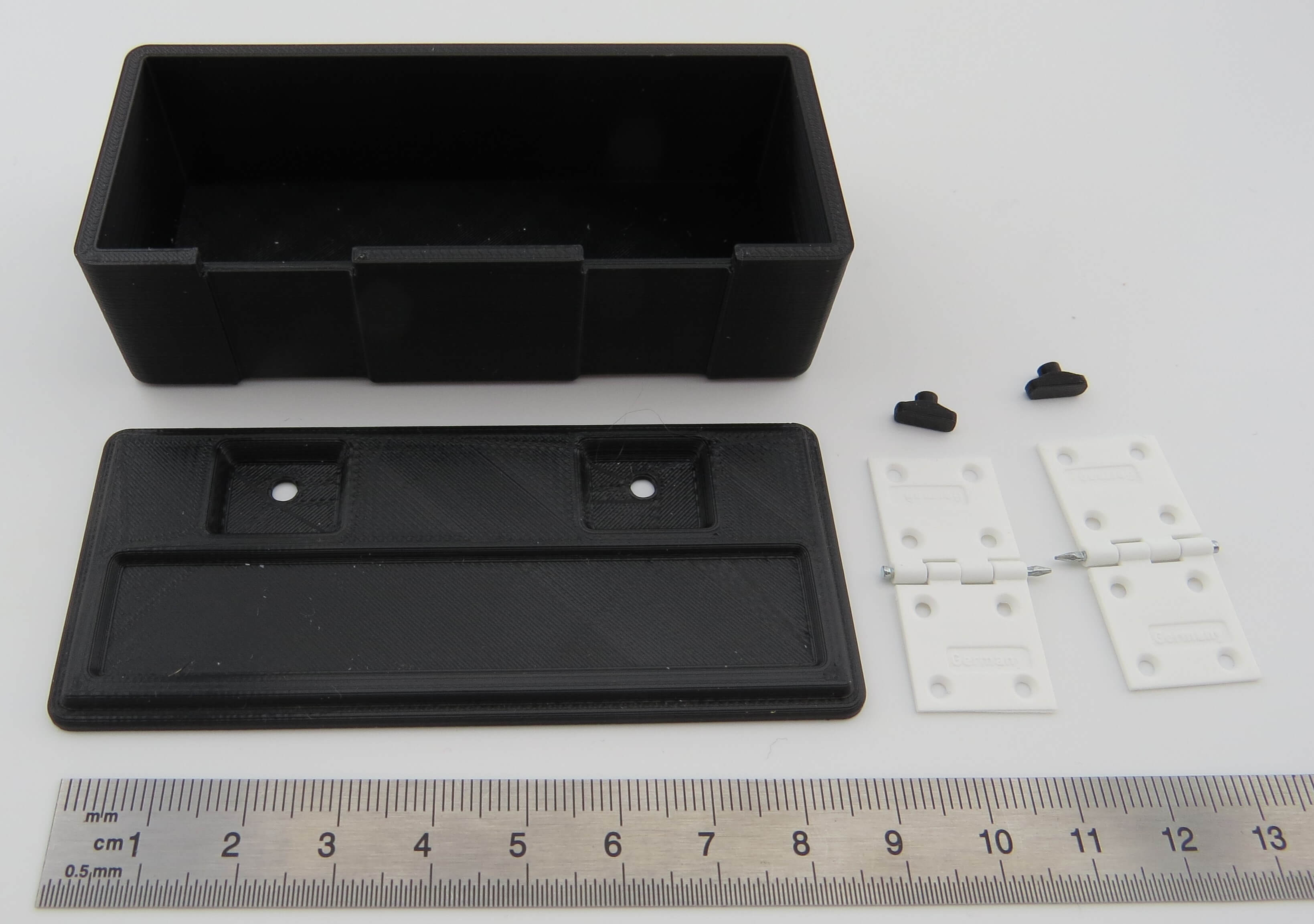 Kunstoff Staukasten mit Deckel. Maße: 92x40x38