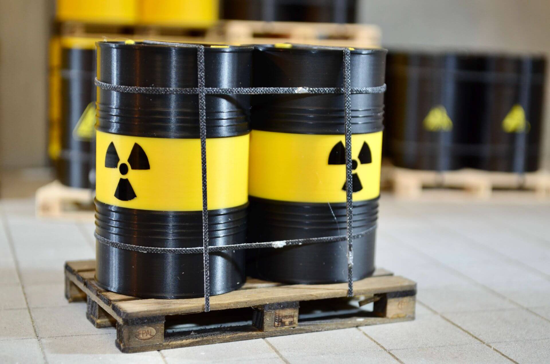 Atom-Fässer (2 St.) stehend auf Echtholz-Palette.(M 1:14,5  