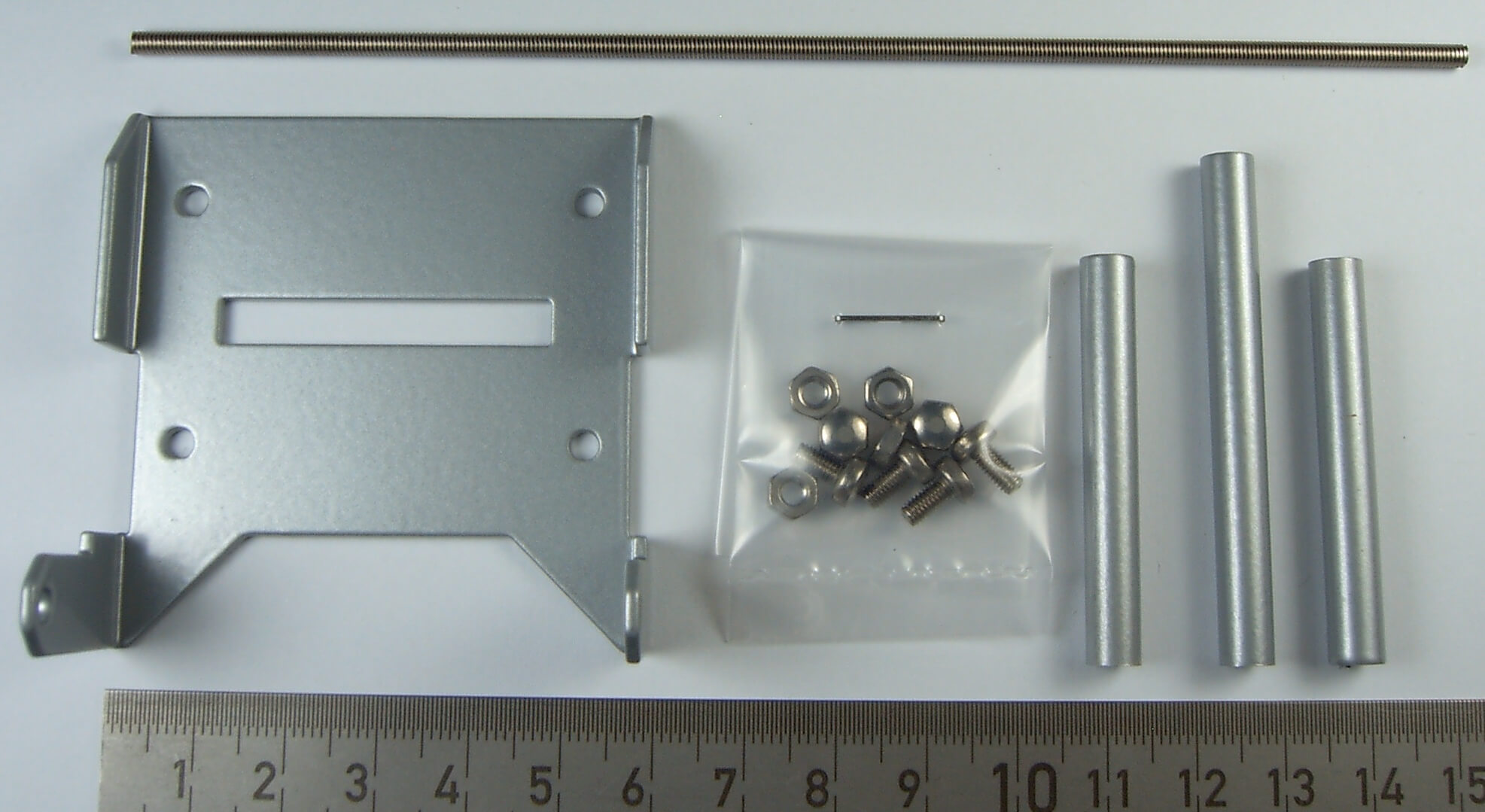 1 Bausatz Heck-Unterfahrschutz. Zum Anschrauben an die      