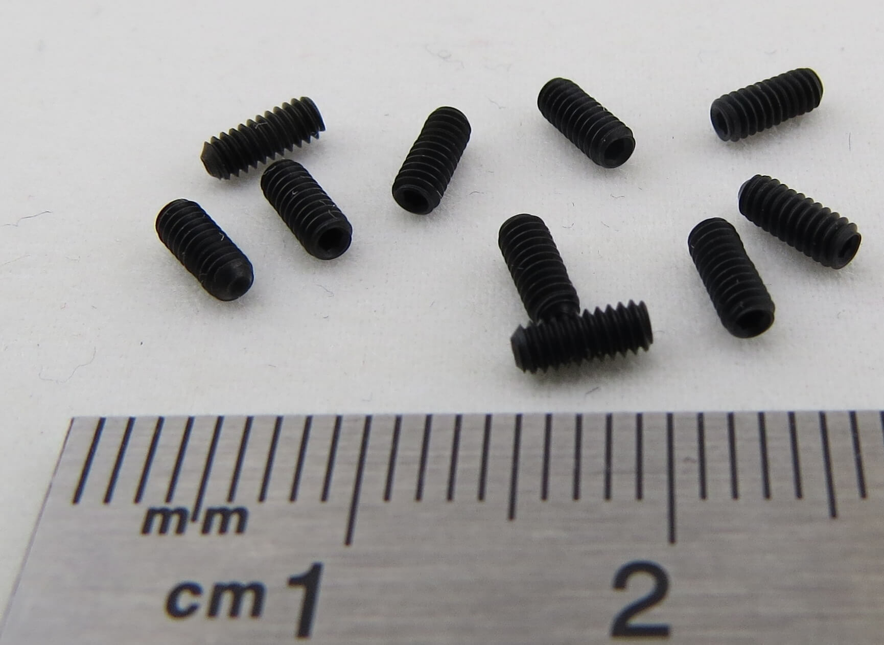 Gewindestift M2 x 5 DIN916 45H, Stahl,   schwarz. 10 Stück.