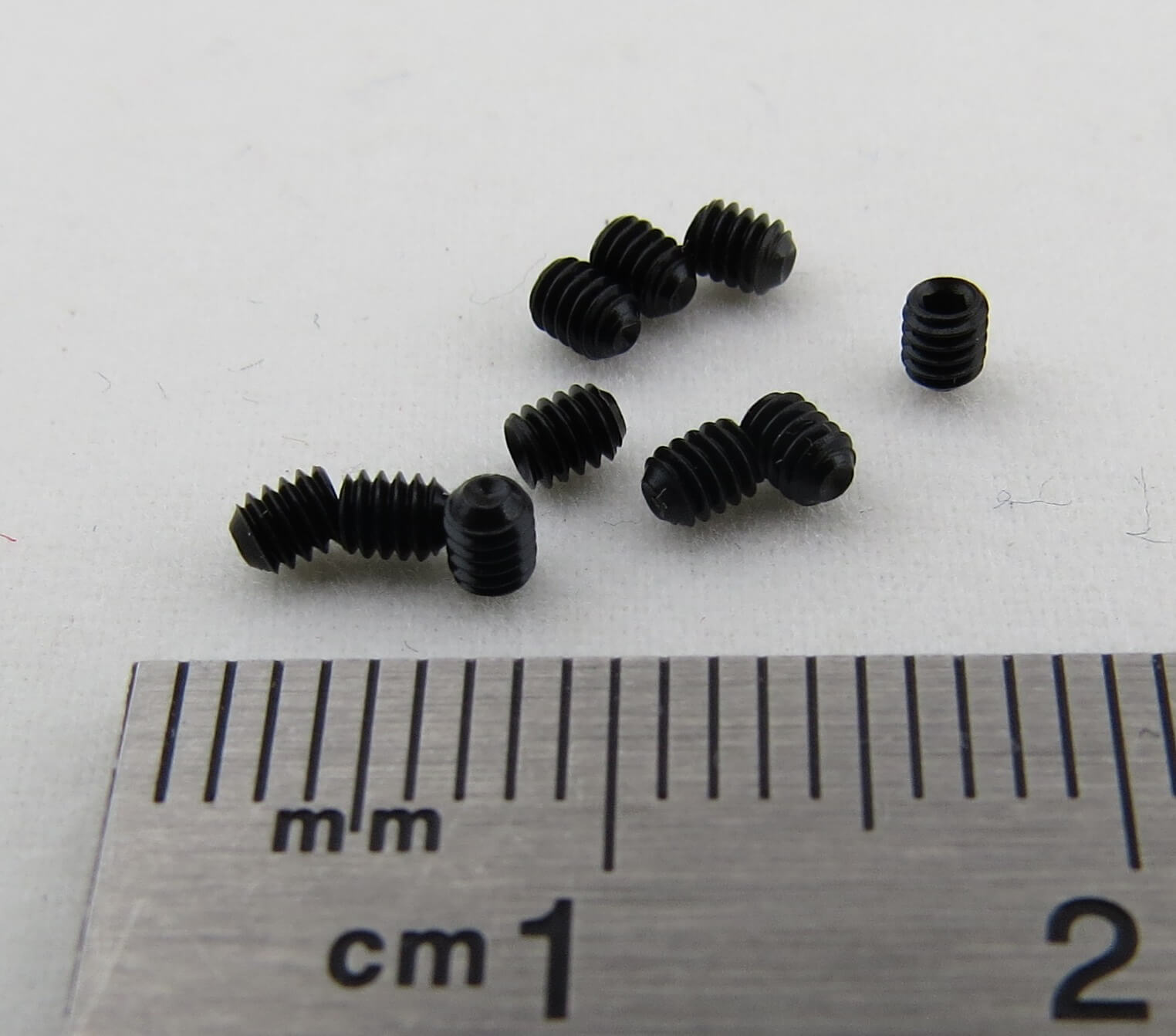 Gewindestift M2 x 2,5 DIN916 45H, Stahl, schwarz. 10 Stück.